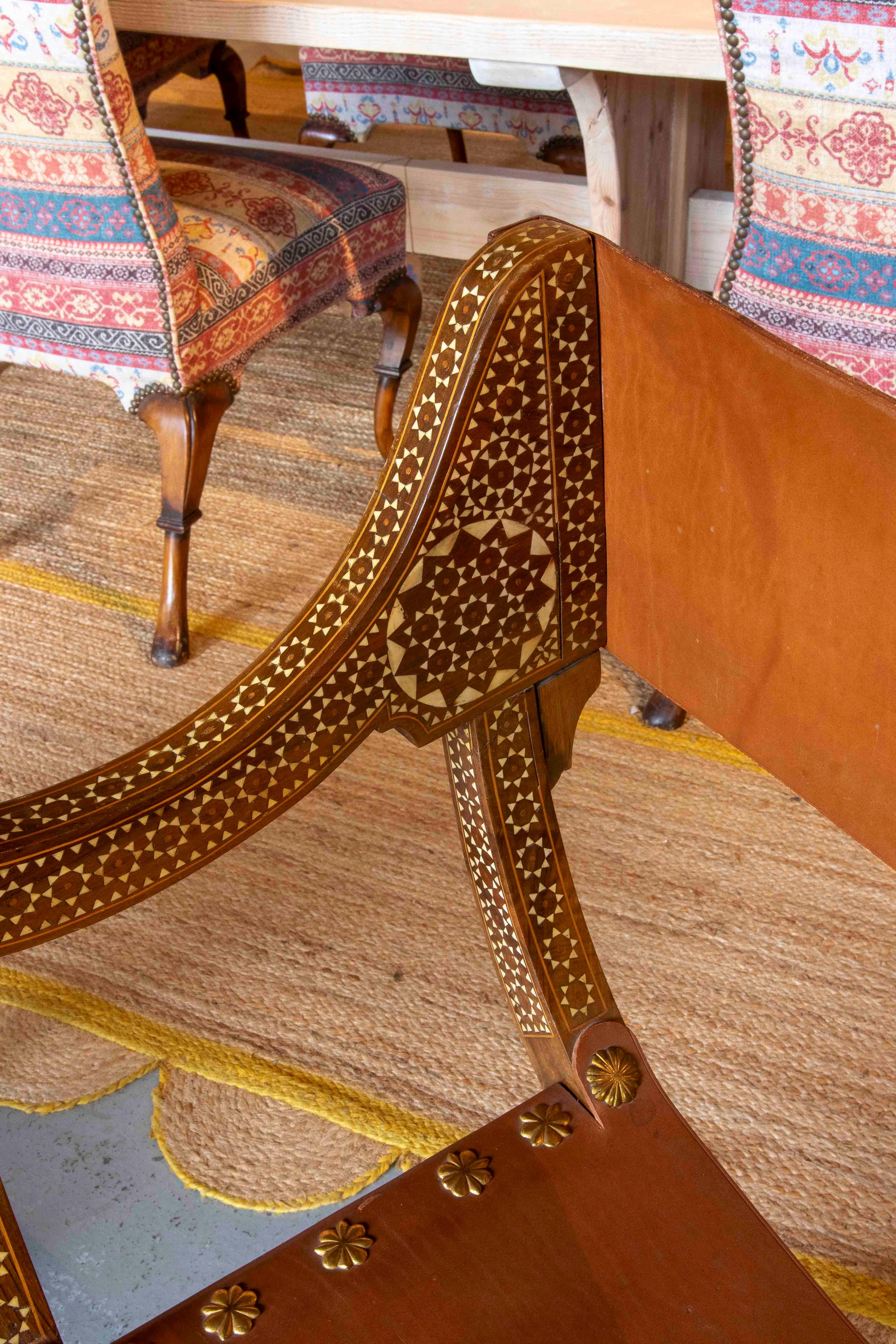 Cuir 1950s Paire de chaises Curule Hispano-Mauresques avec incrustations et siège en cuir en vente