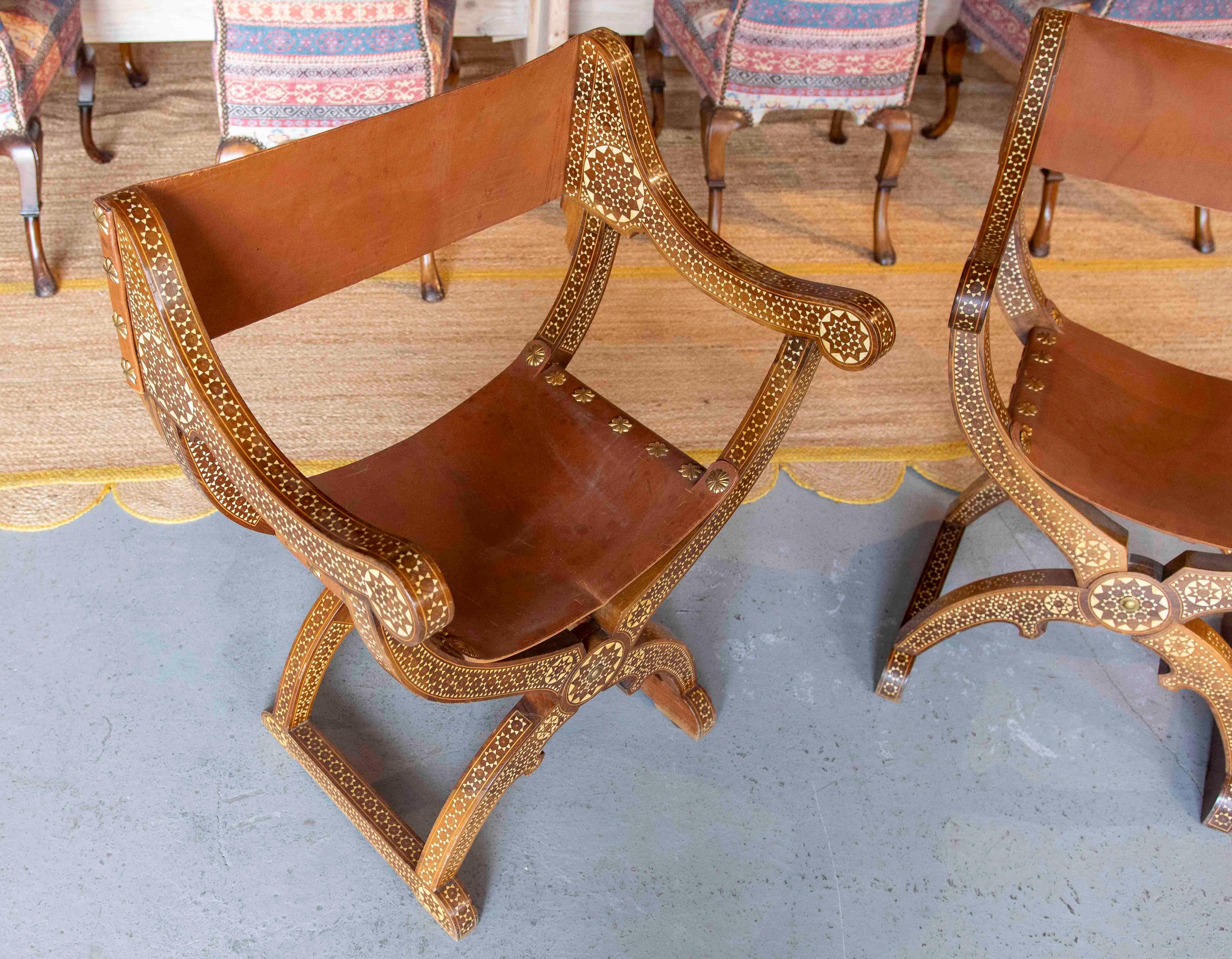 1950s Paire de chaises Curule Hispano-Mauresques avec incrustations et siège en cuir en vente 1
