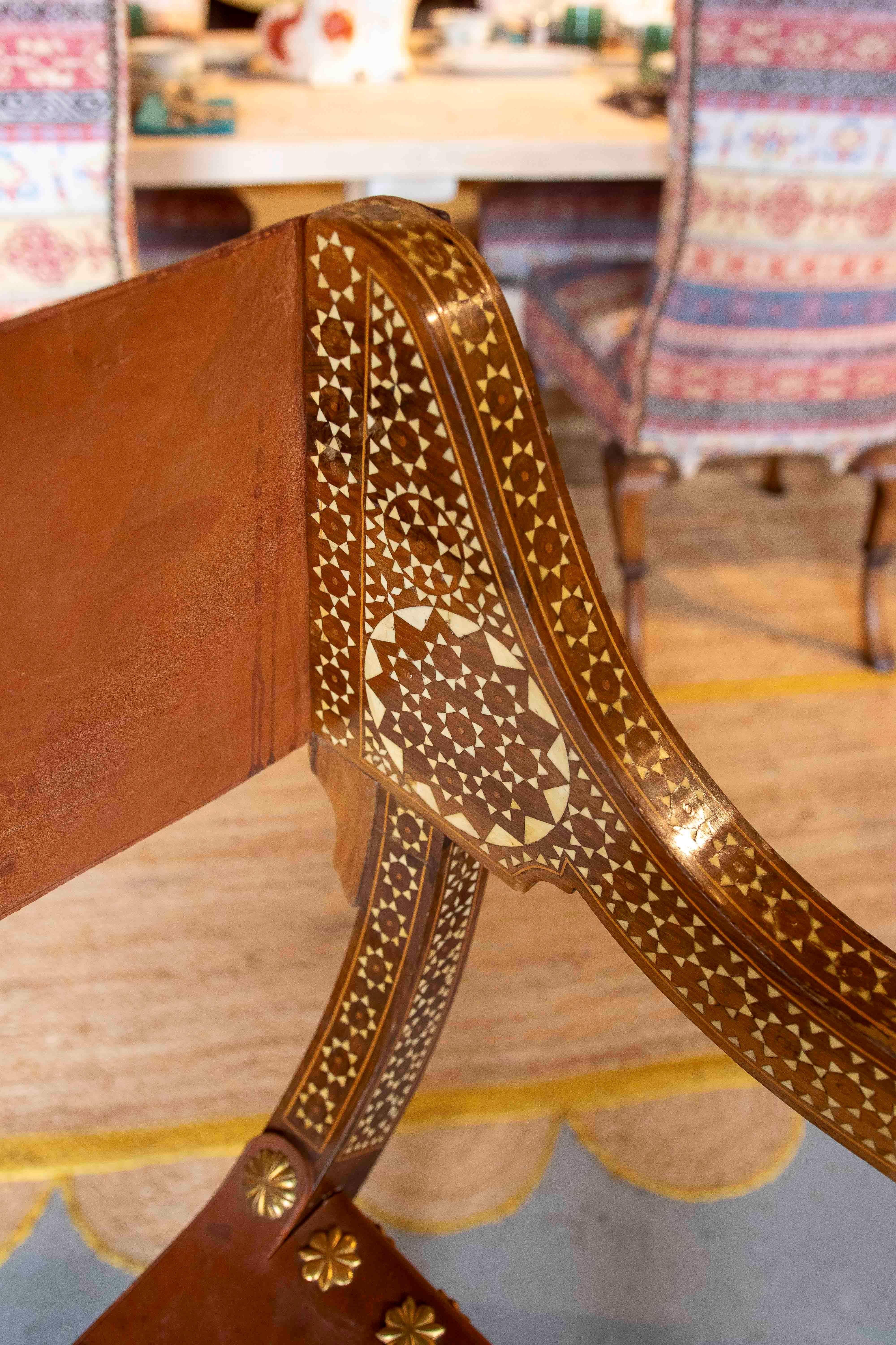 1950s Paire de chaises Curule Hispano-Mauresques avec incrustations et siège en cuir en vente 2