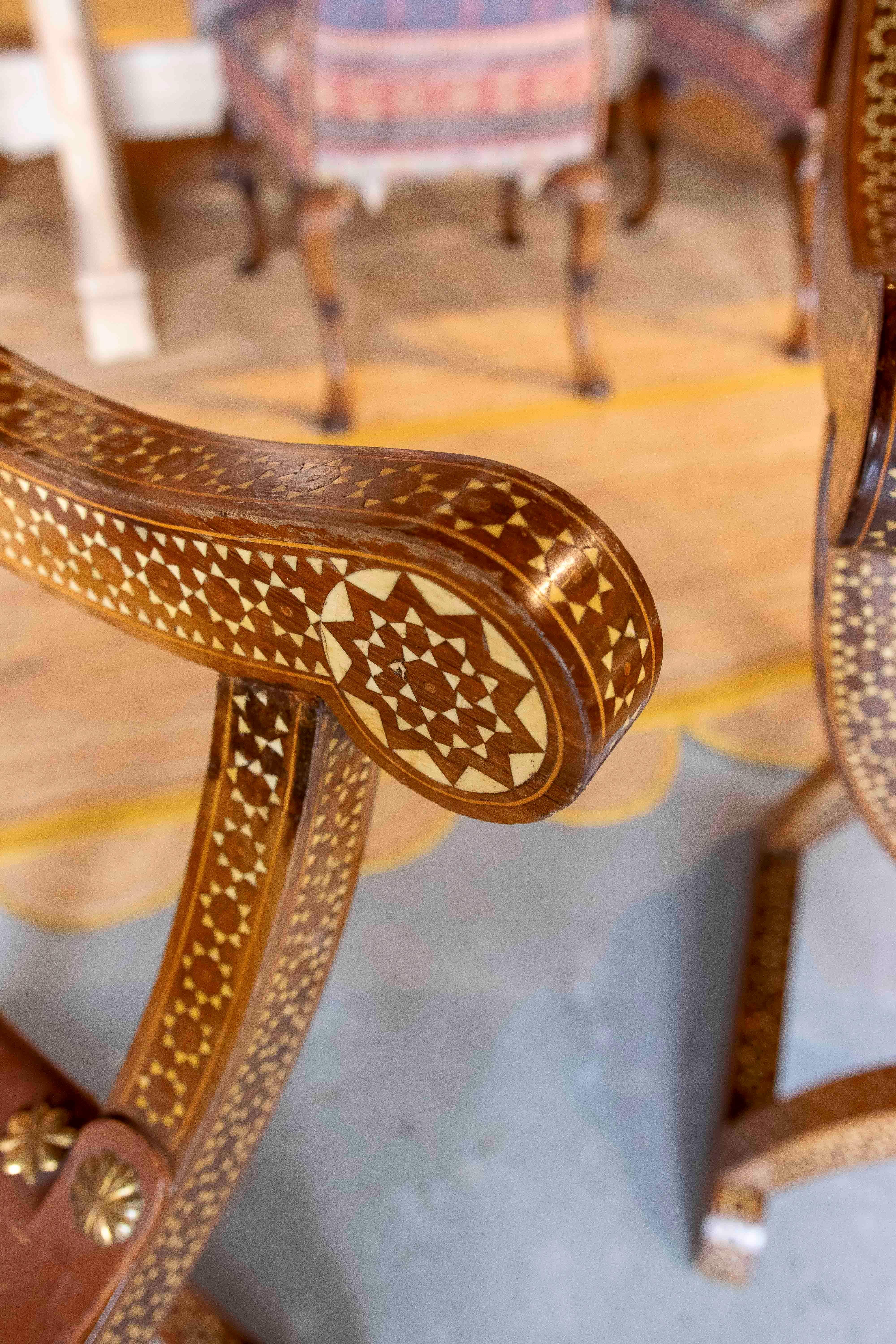 1950s Paire de chaises Curule Hispano-Mauresques avec incrustations et siège en cuir en vente 3