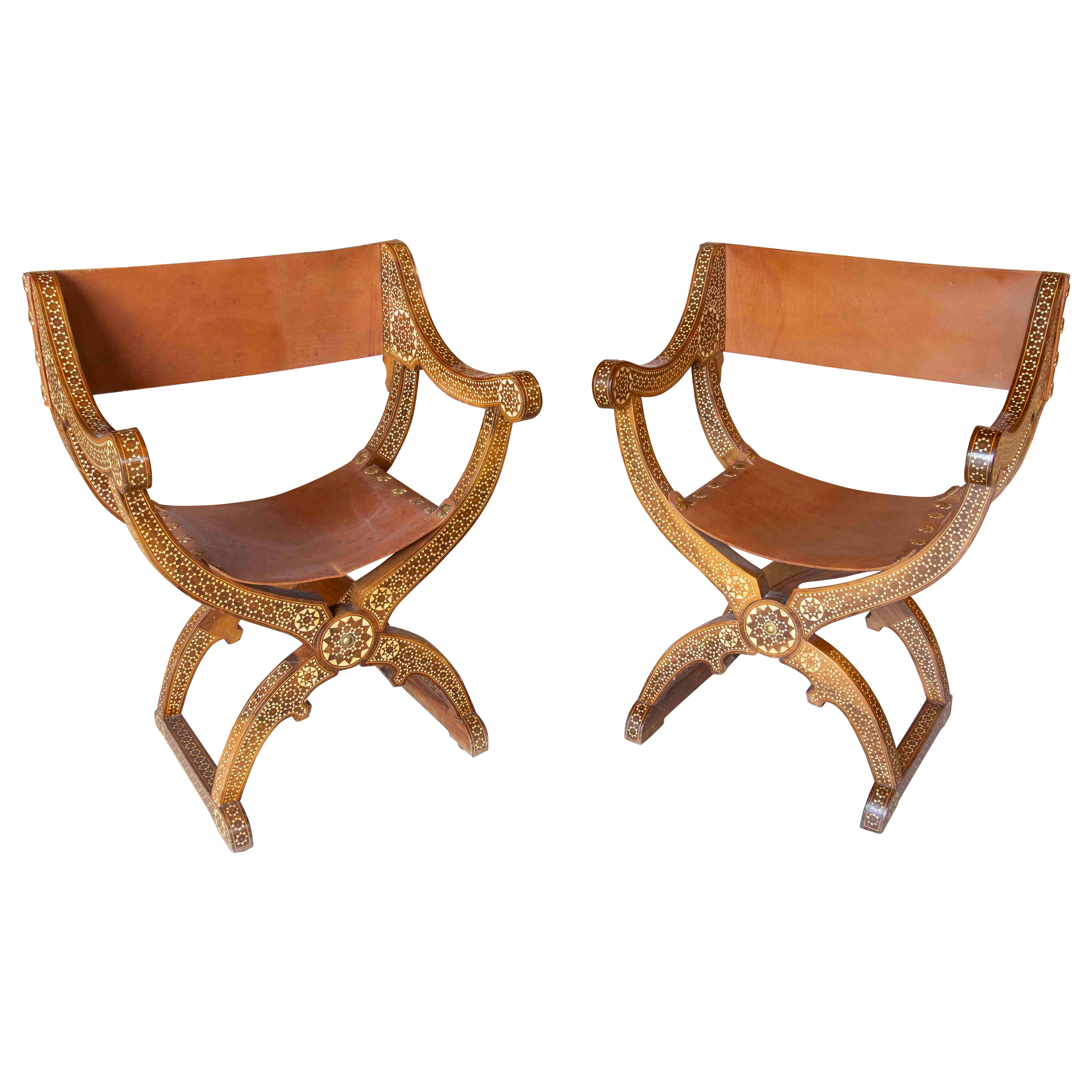 1950s Paire de chaises Curule Hispano-Mauresques avec incrustations et siège en cuir