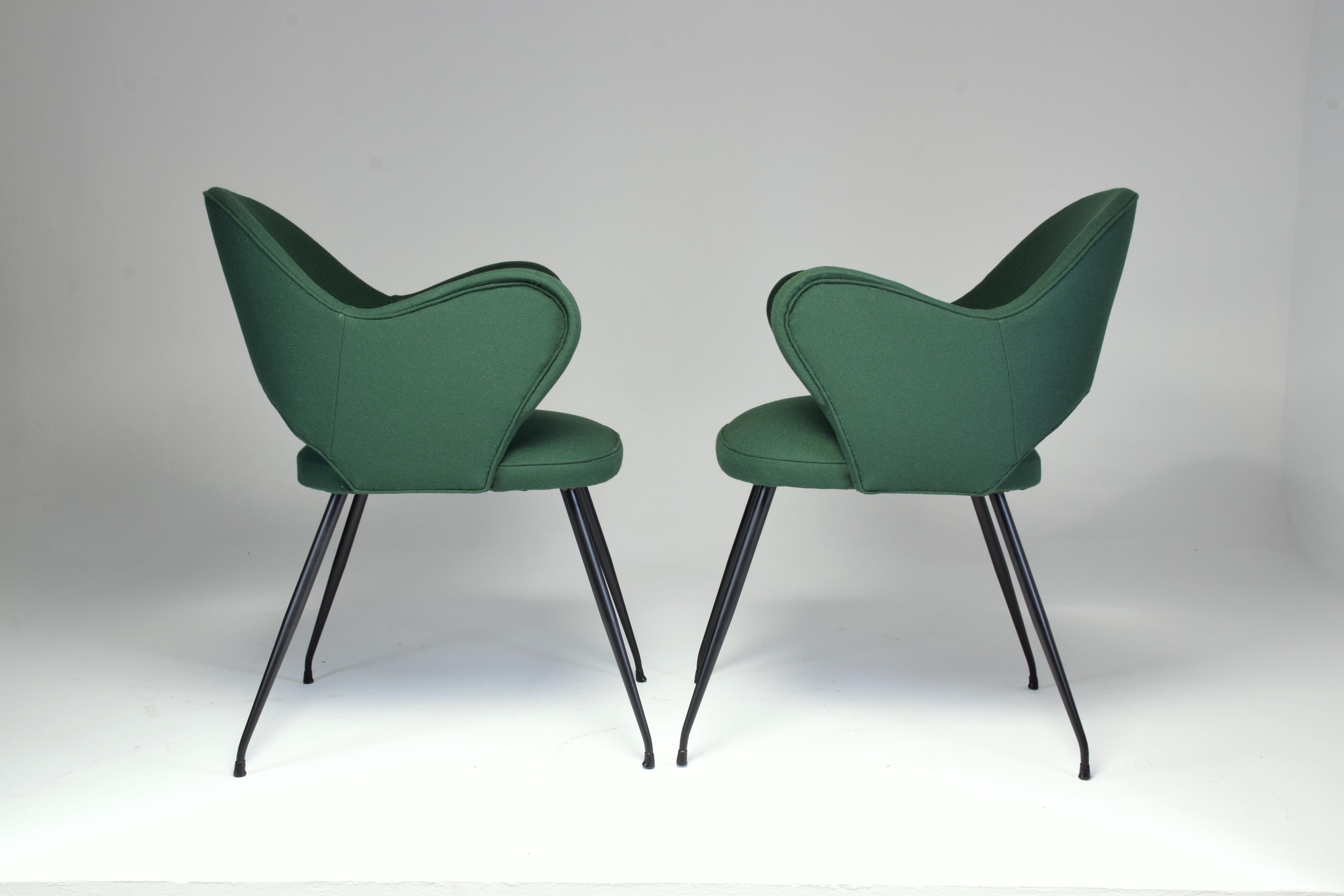 A Mid-Century Modern vintage set of two green armchairs of Italian design in re-upholstered green wool fabric.
Entirely restored, these two side or accent chairs are designed with graceful wing-shaped armrests and deep black elegant re-lacquered