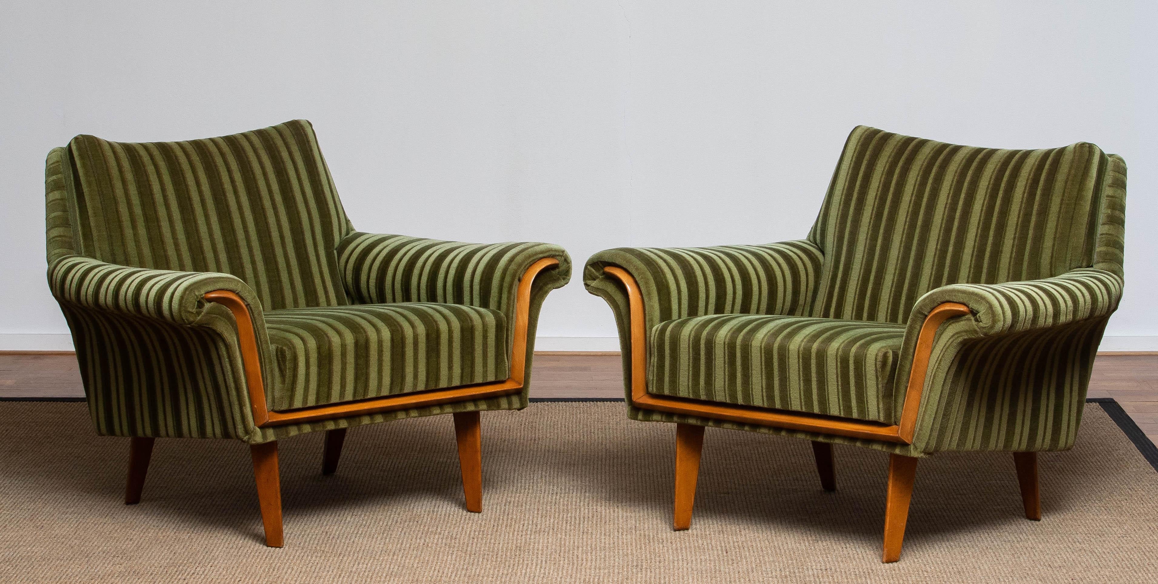 Absolutely stunning set of two lounge / easy / club chairs from the 1950's made in Italy stil upholstered with the original green velvet / velours fabric. Supports good and sits very comfortable.
Both are overall in very good condition.

Please