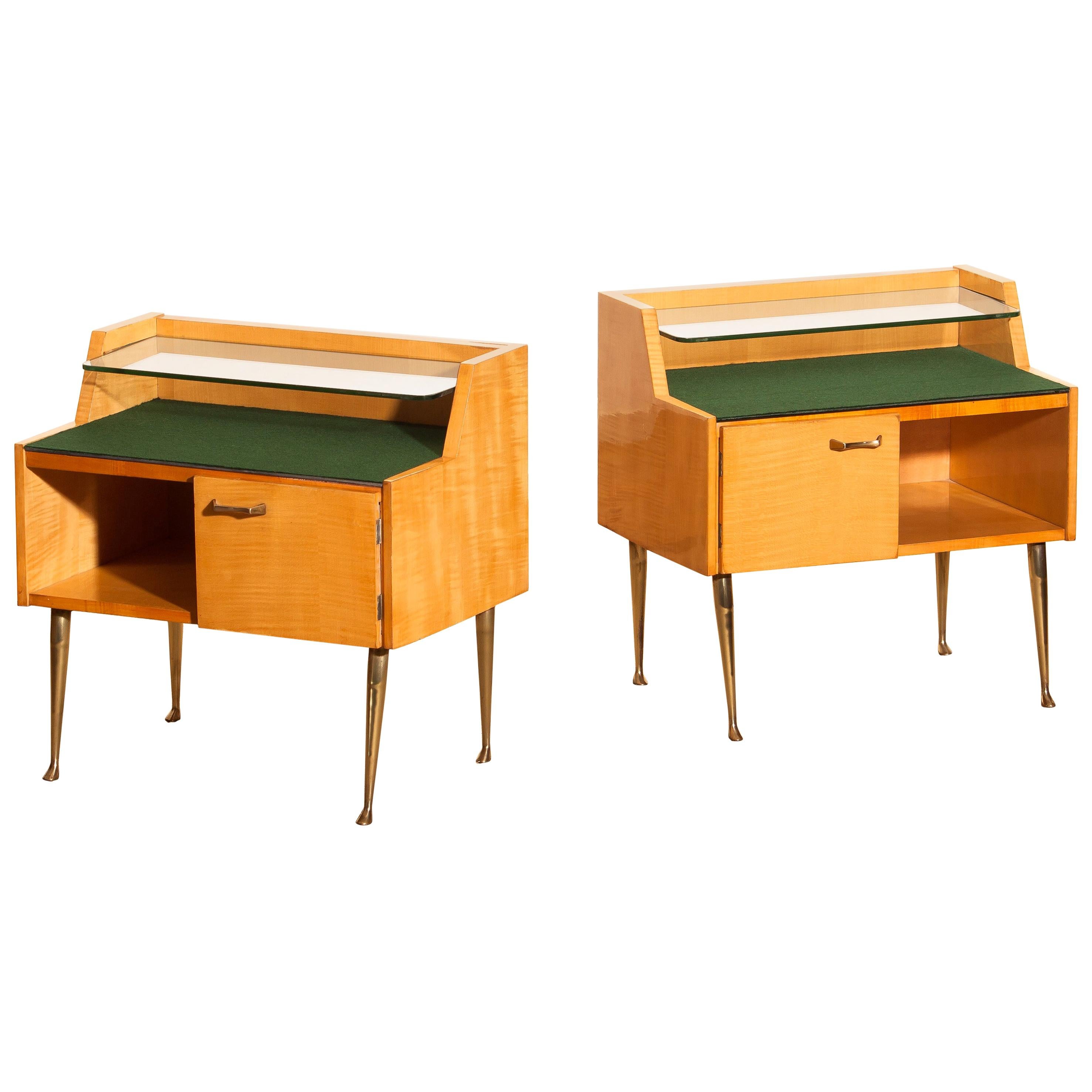 Beautiful set of two Italian midcentury bedside tables in maple with brass legs and brass handle designed by Paolo Buffa, Italy, 1950s.
Both are in good condition.
The top is covered with green felt and In addition, there's a smaller glass shelf