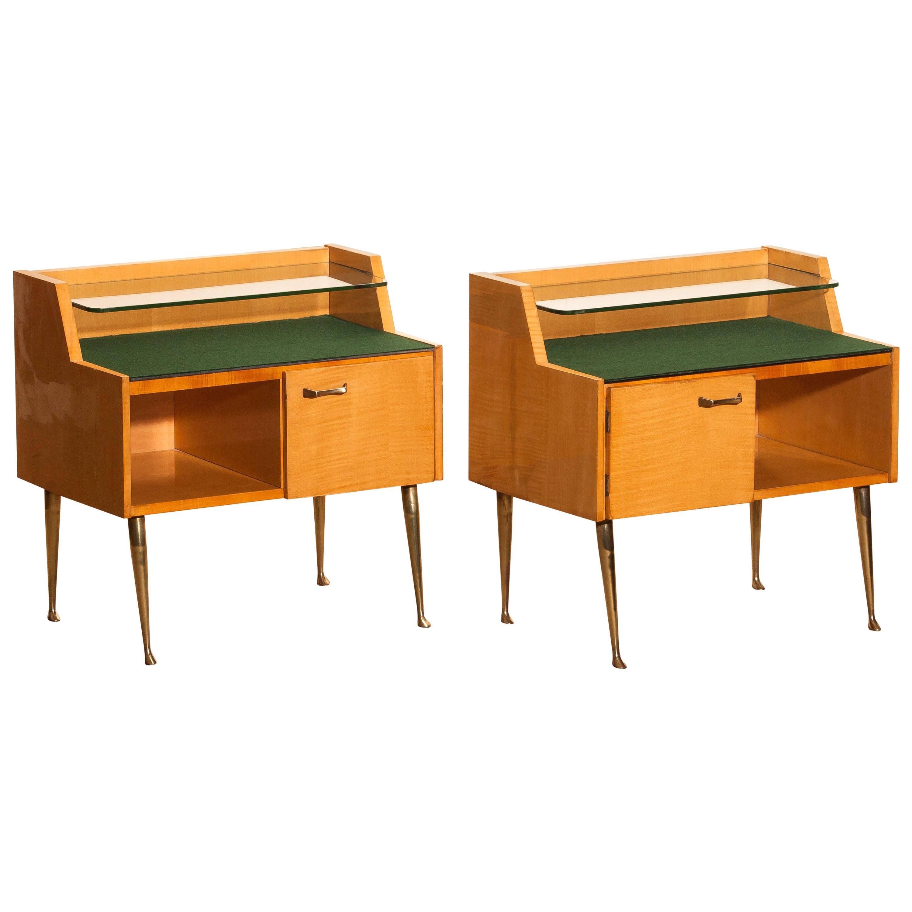 Beautiful set of two Italian midcentury bedside tables in maple with brass legs and brass handle designed by Paolo Buffa, Italy, 1950s.
Both are in good condition.
The top is covered with green felt and In addition, there's a smaller glass shelf