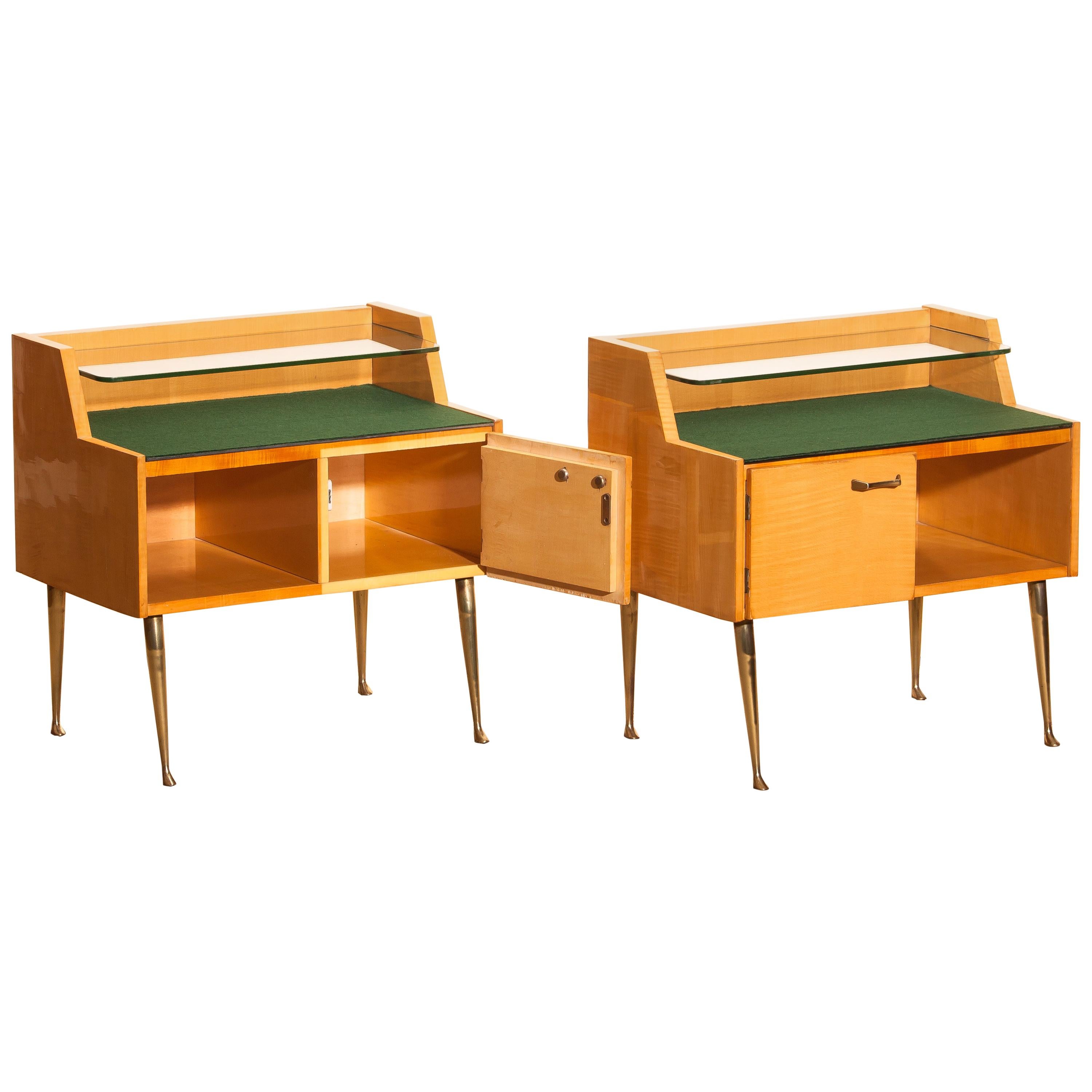 Beautiful set of two Italian midcentury bedside tables in maple with brass legs and brass handle designed by Paolo Buffa, Italy, 1950s.
Both are in good condition.
The top is covered with green felt and in addition, there's a smaller glass shelf