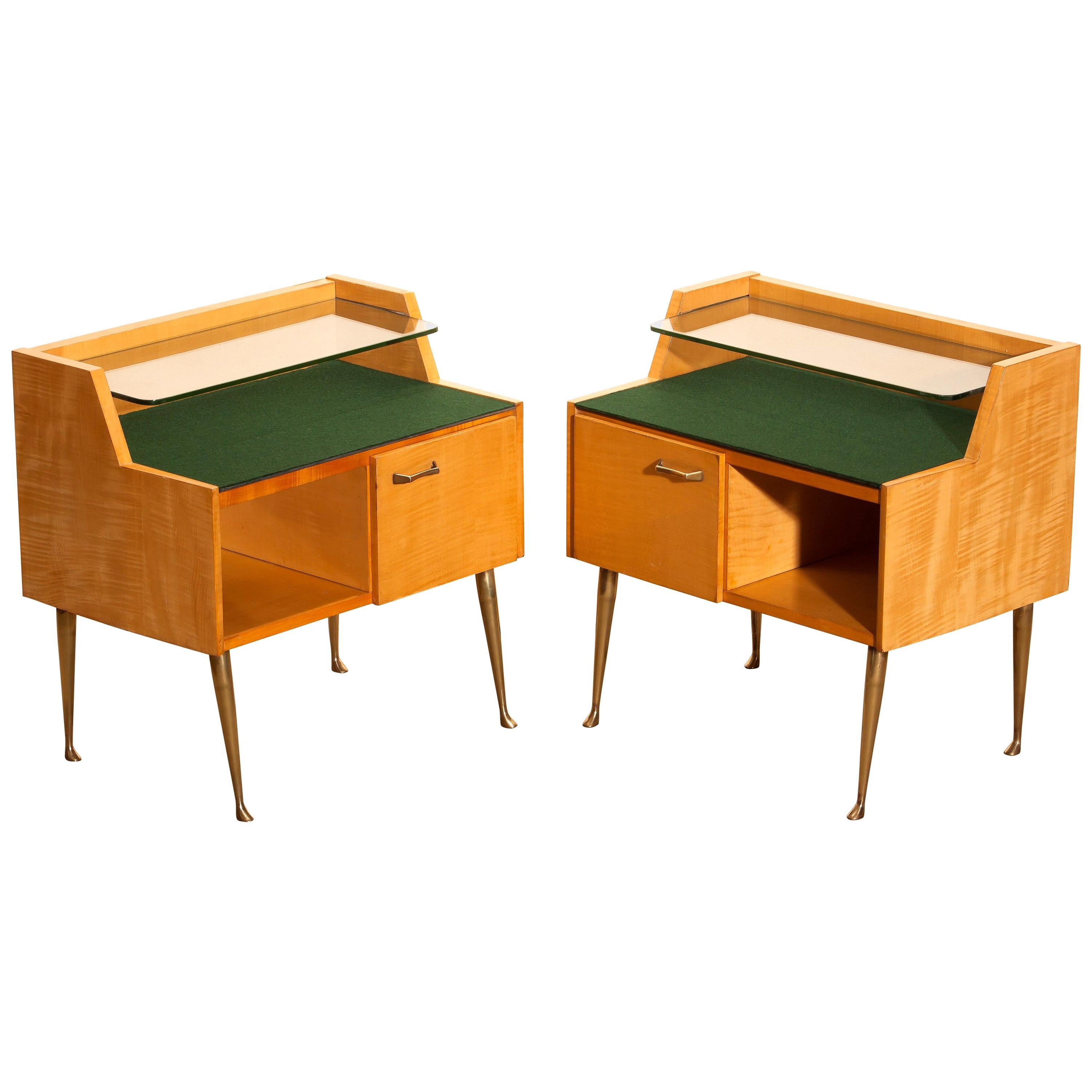 Beautiful set of two Italian midcentury bedside tables in maple with brass legs and brass handle designed by Paolo Buffa, Italy, 1950s.
Both are in good condition.
The top is covered with green felt and in addition, there's a smaller glass shelf