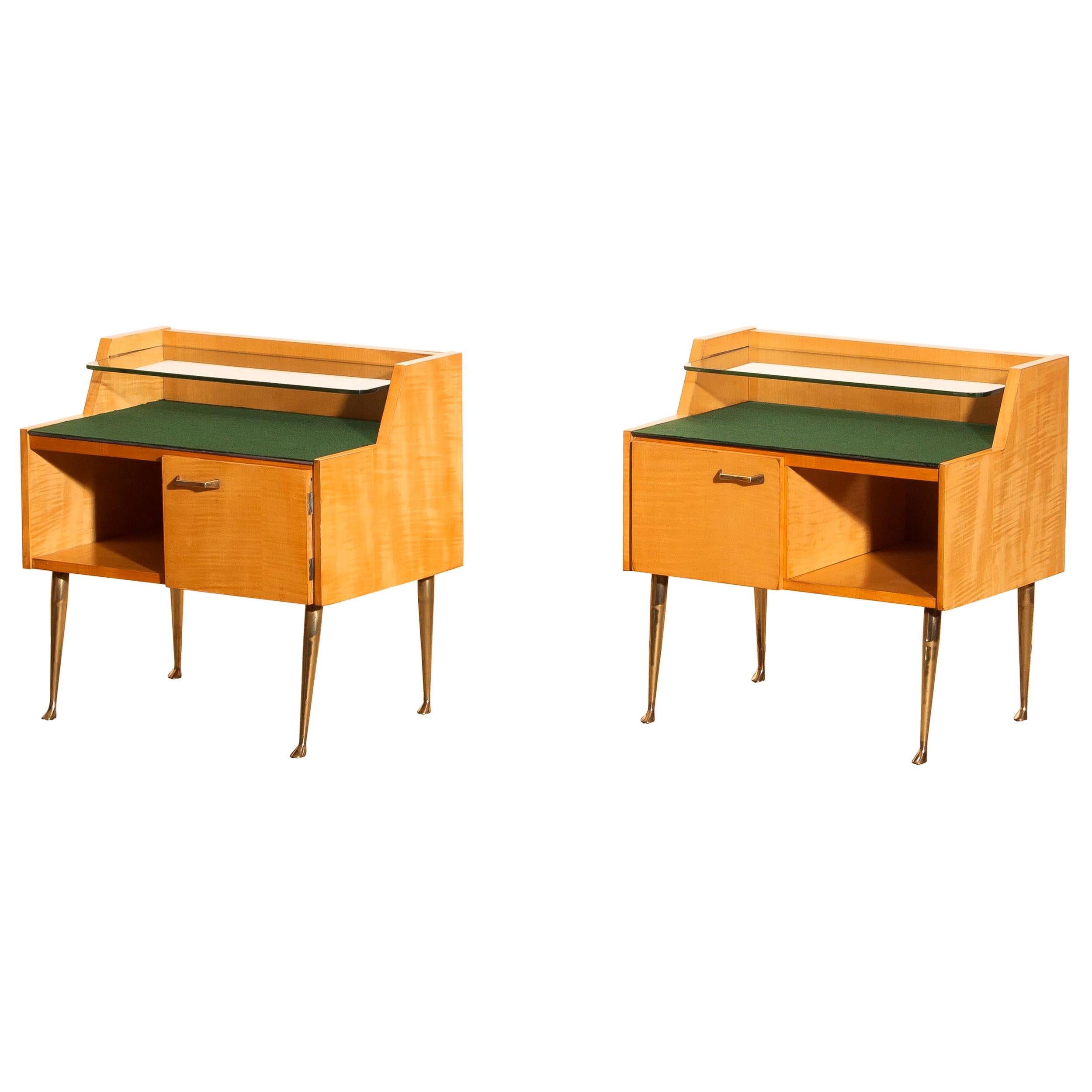 1950s, Pair of Italian Nightstands in Maple with Brass Legs by Paolo Buffa In Good Condition In Silvolde, Gelderland