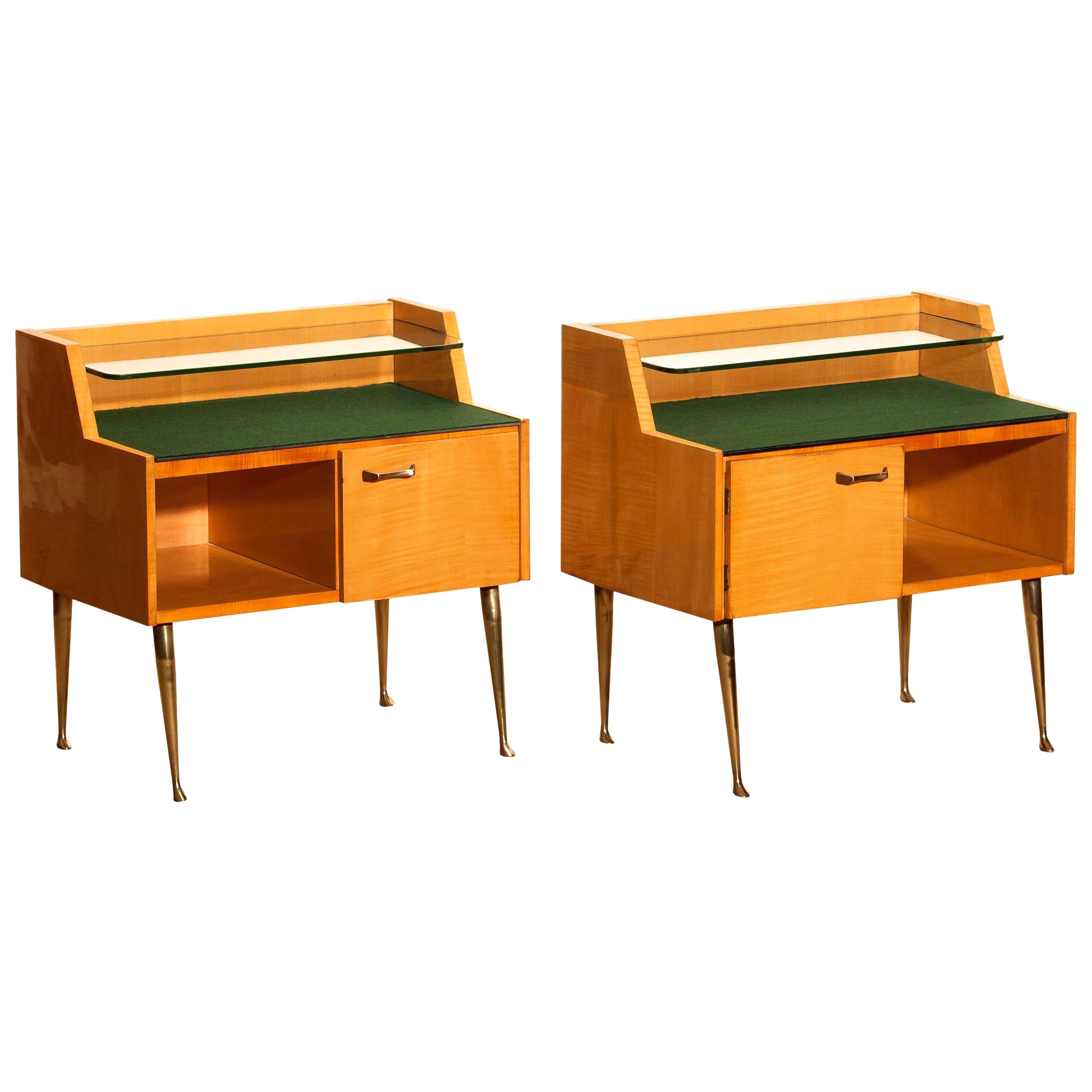 1950s, Pair of Italian Nightstands in Maple with Brass Legs by Paolo Buffa In Good Condition In Silvolde, Gelderland