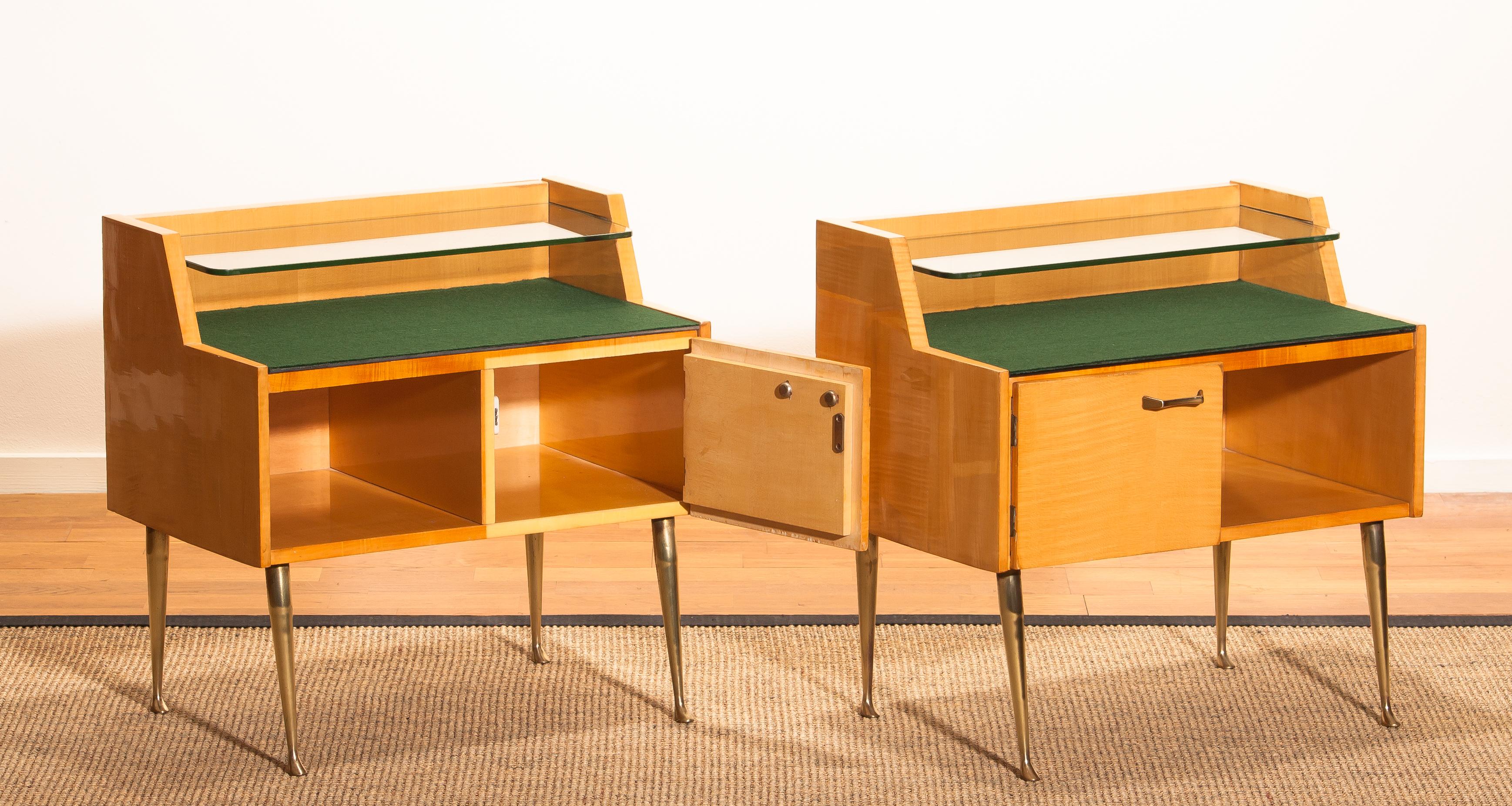 1950s, Pair of Italian Nightstands in Maple with Brass Legs by Paolo Buffa 2