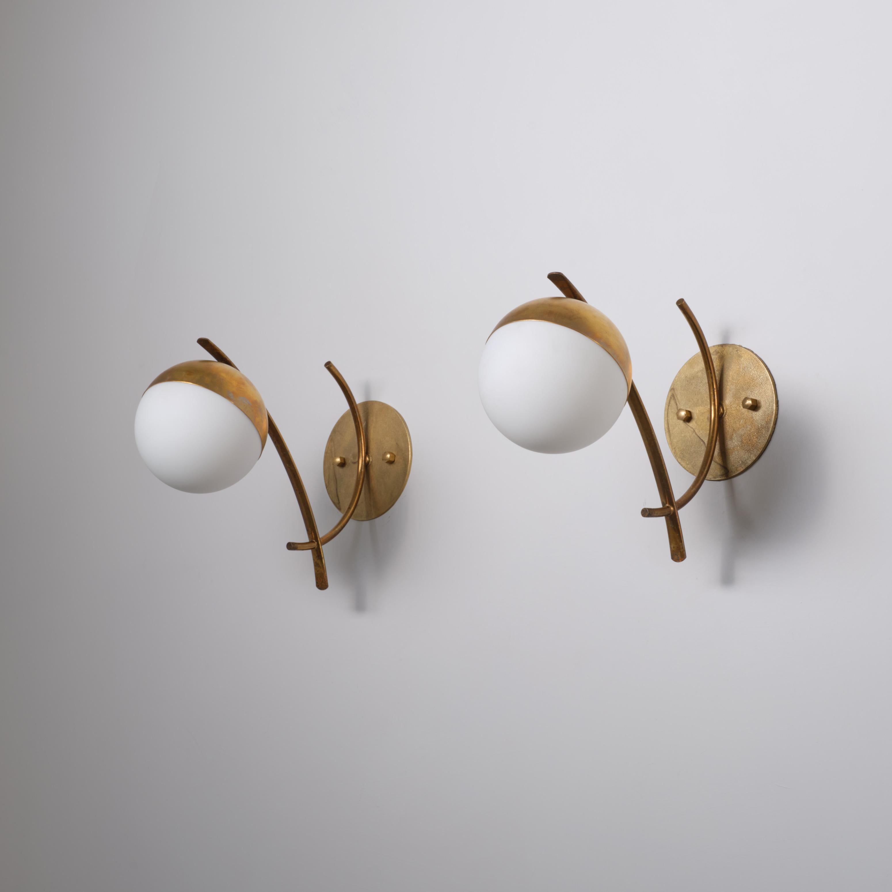 Mid-Century moderno Coppia di lampade italiane degli anni '50 in ottone con globi di vetro opalino in vendita
