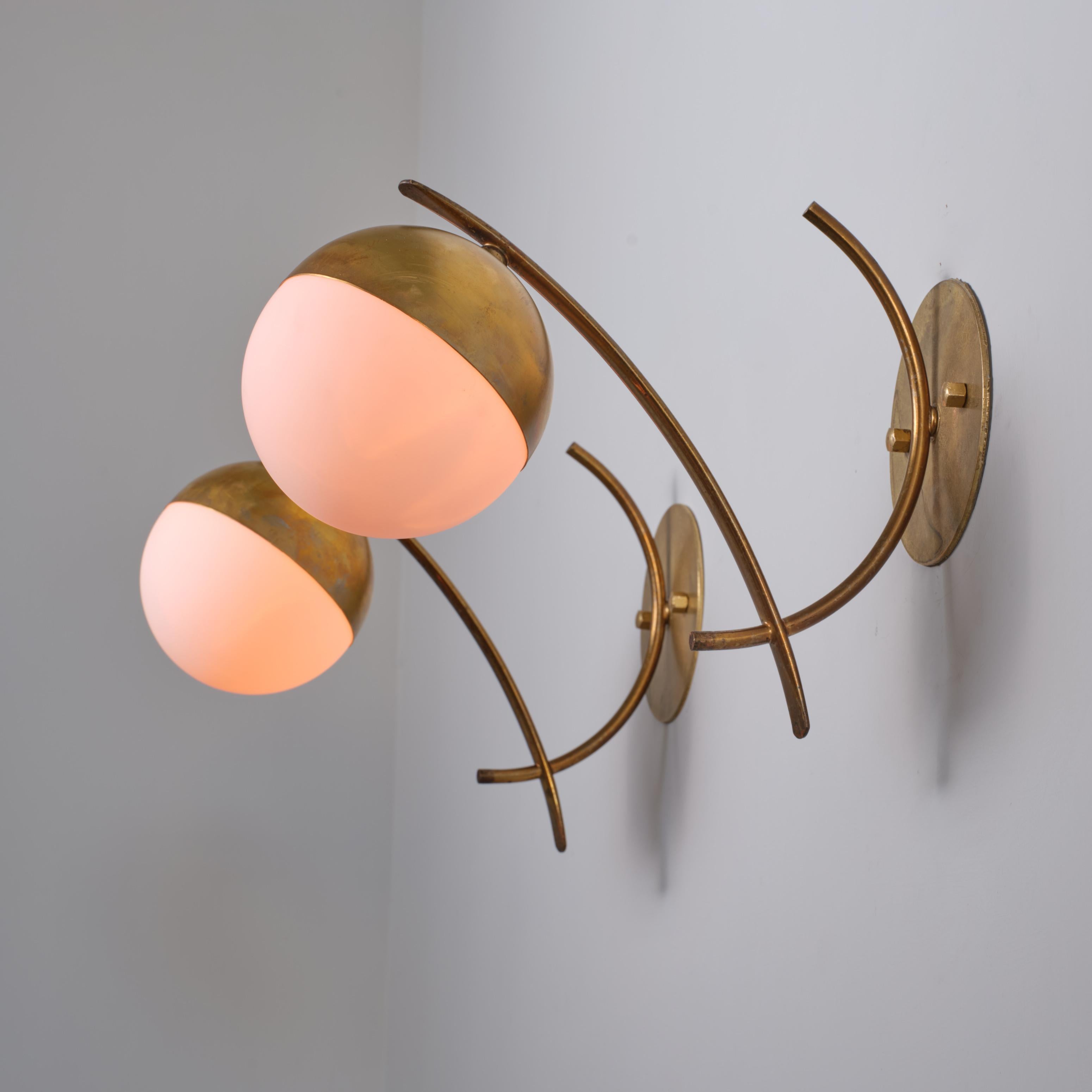 Italiano Coppia di lampade italiane degli anni '50 in ottone con globi di vetro opalino in vendita