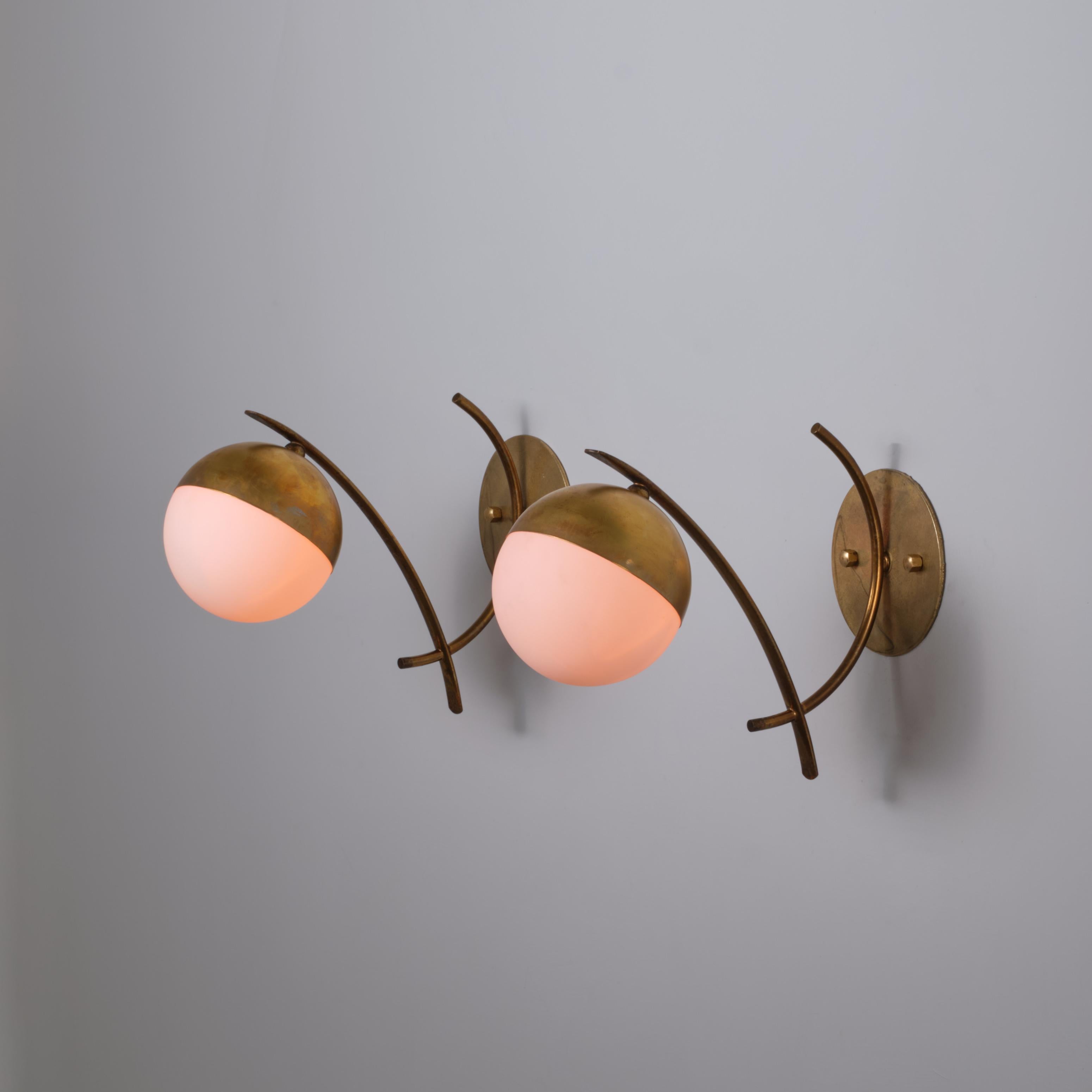 Coppia di lampade italiane degli anni '50 in ottone con globi di vetro opalino In condizioni buone in vendita a Rome, IT