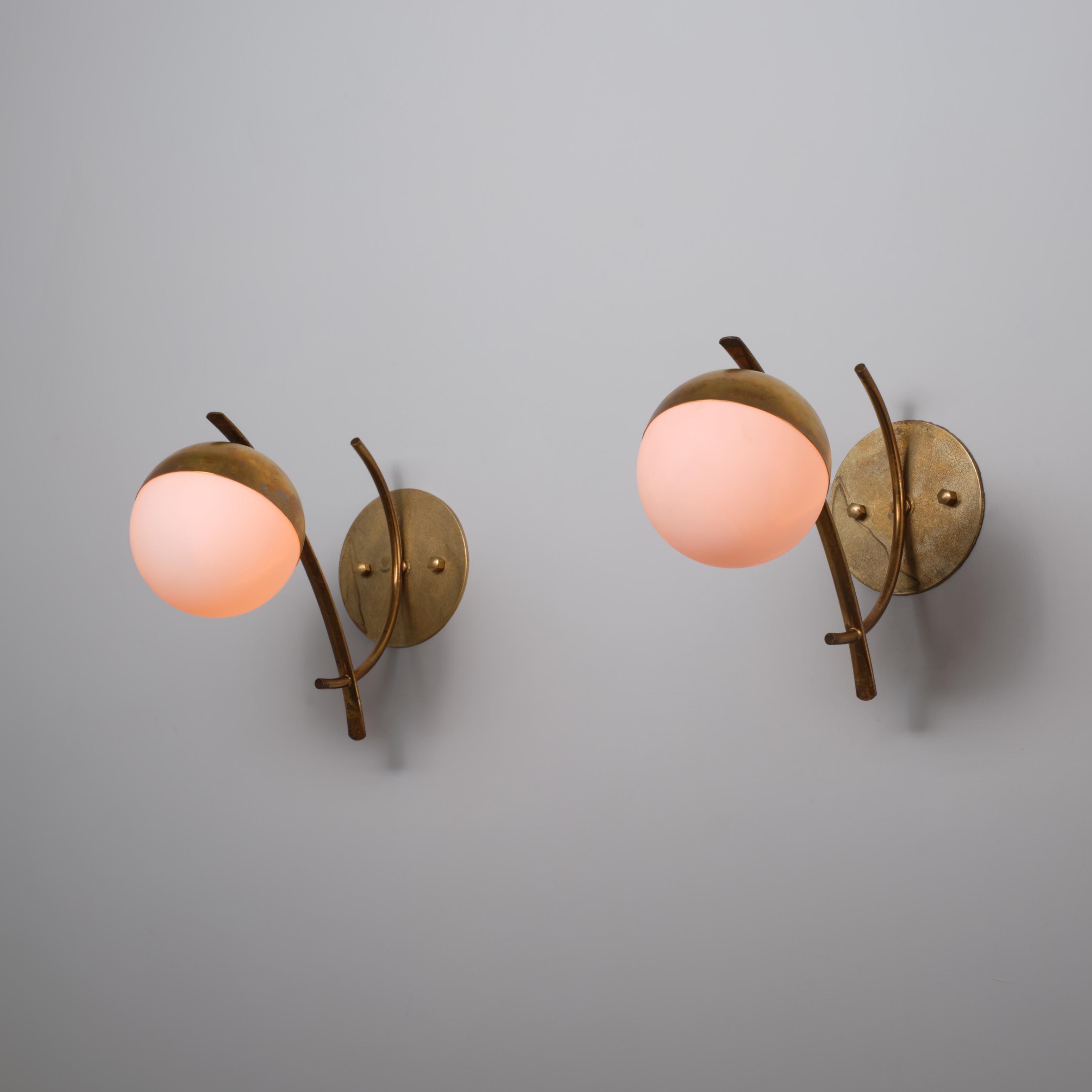 Metà XX secolo Coppia di lampade italiane degli anni '50 in ottone con globi di vetro opalino in vendita