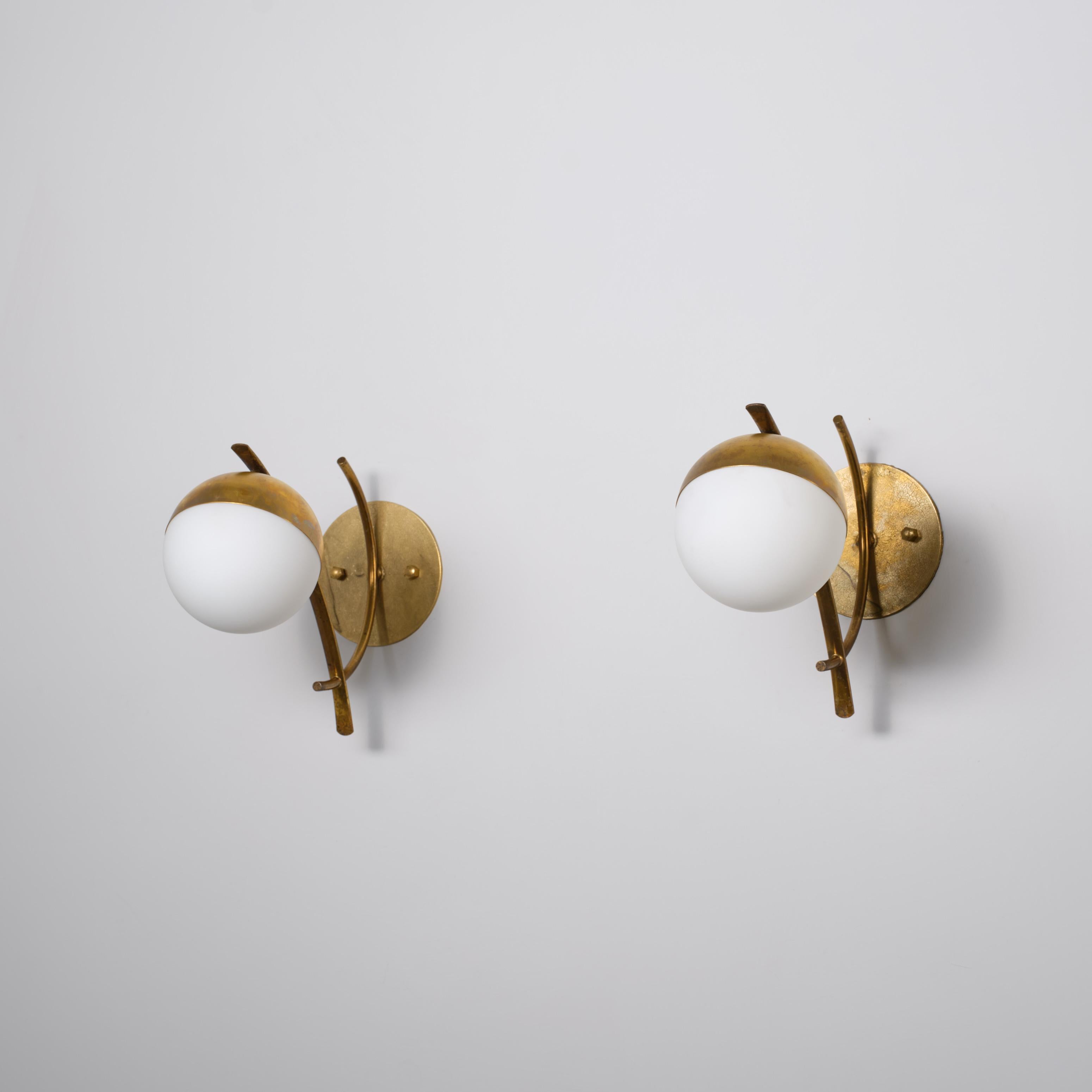 Ottone Coppia di lampade italiane degli anni '50 in ottone con globi di vetro opalino in vendita