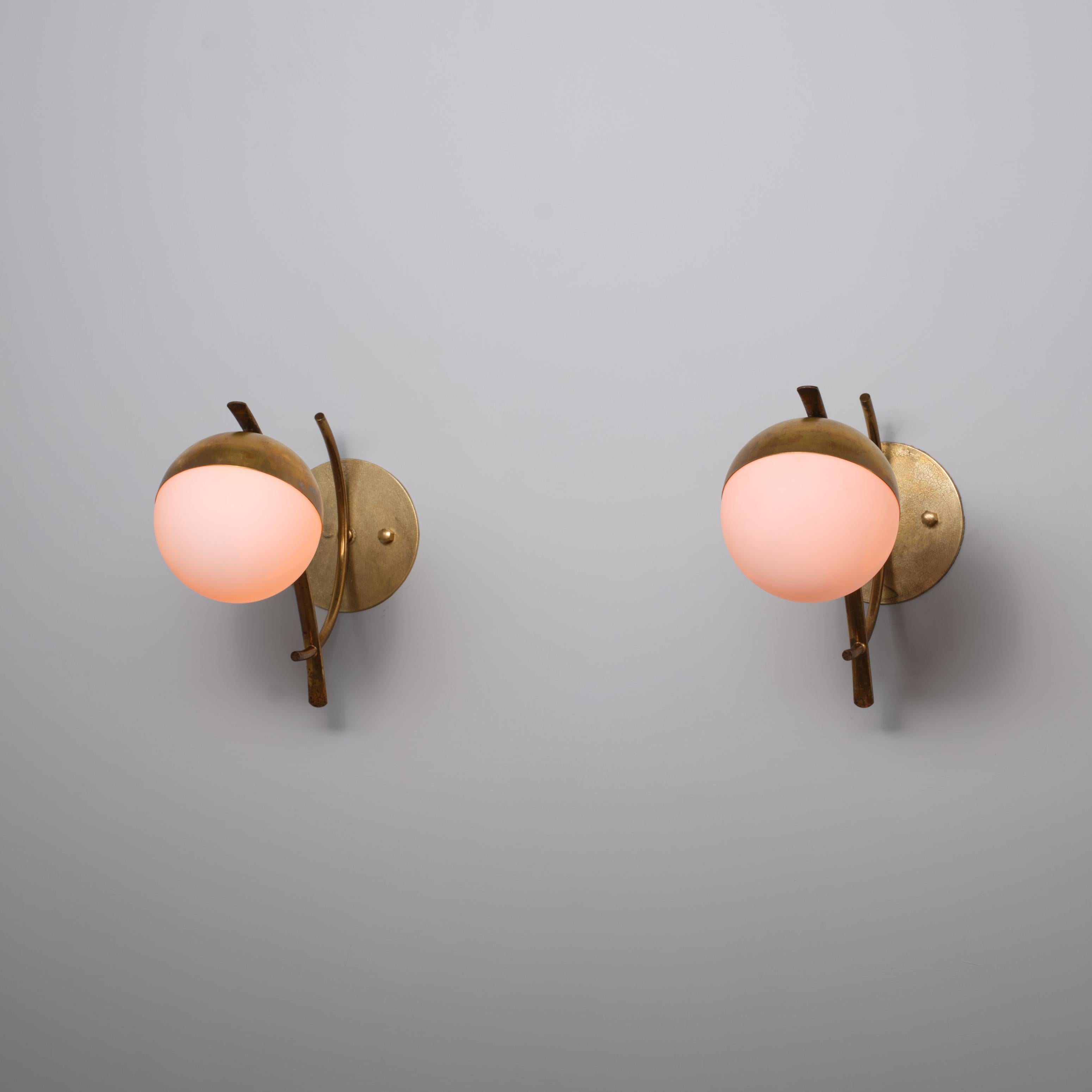 Coppia di lampade italiane degli anni '50 in ottone con globi di vetro opalino in vendita 1
