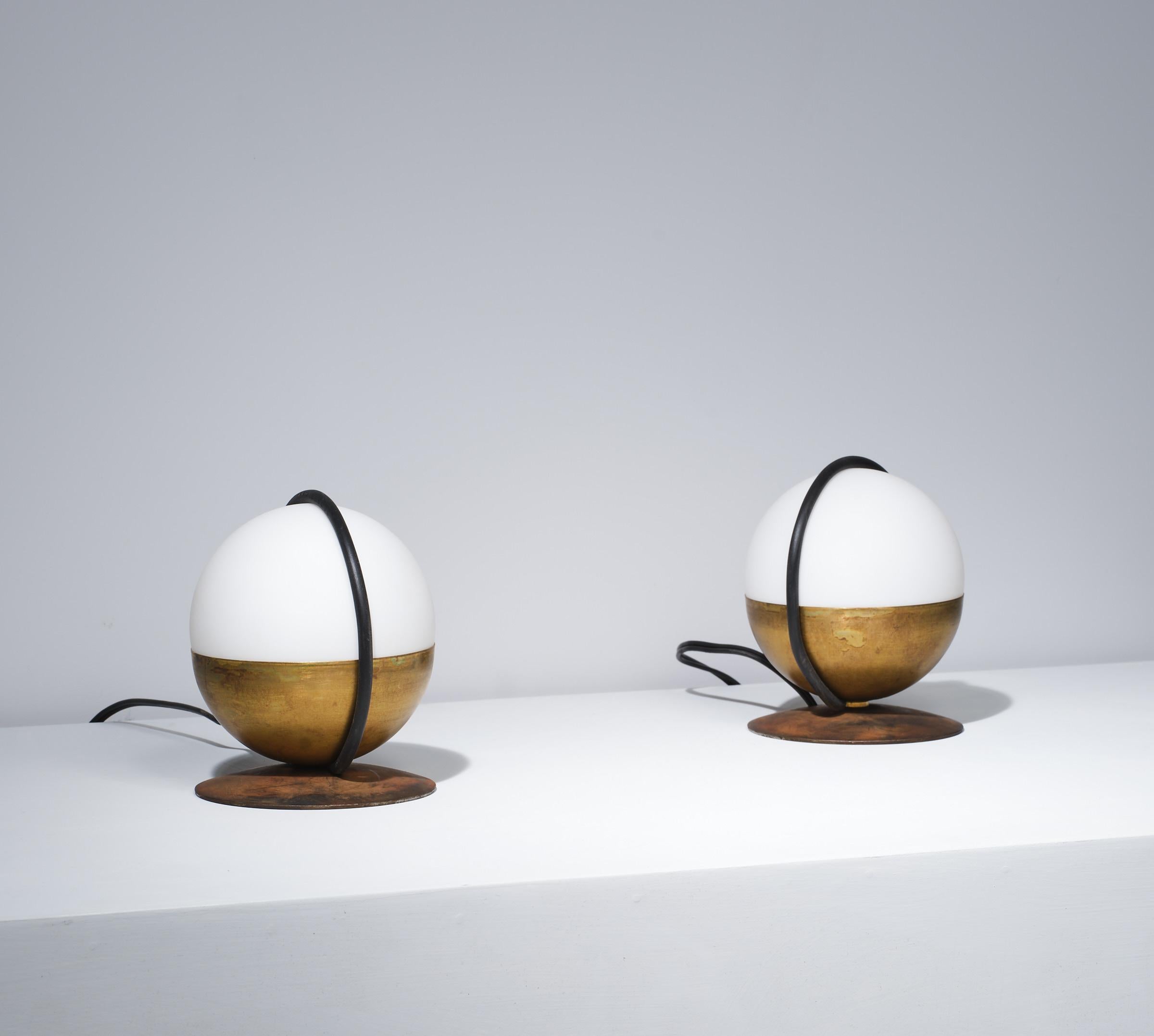 Paire de lampes de table italiennes des années 1950 en verre opalin et laiton en vente 4