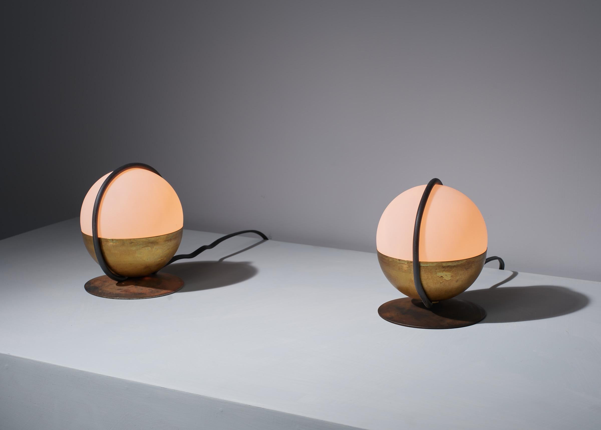 Mid-Century Modern Paire de lampes de table italiennes des années 1950 en verre opalin et laiton en vente