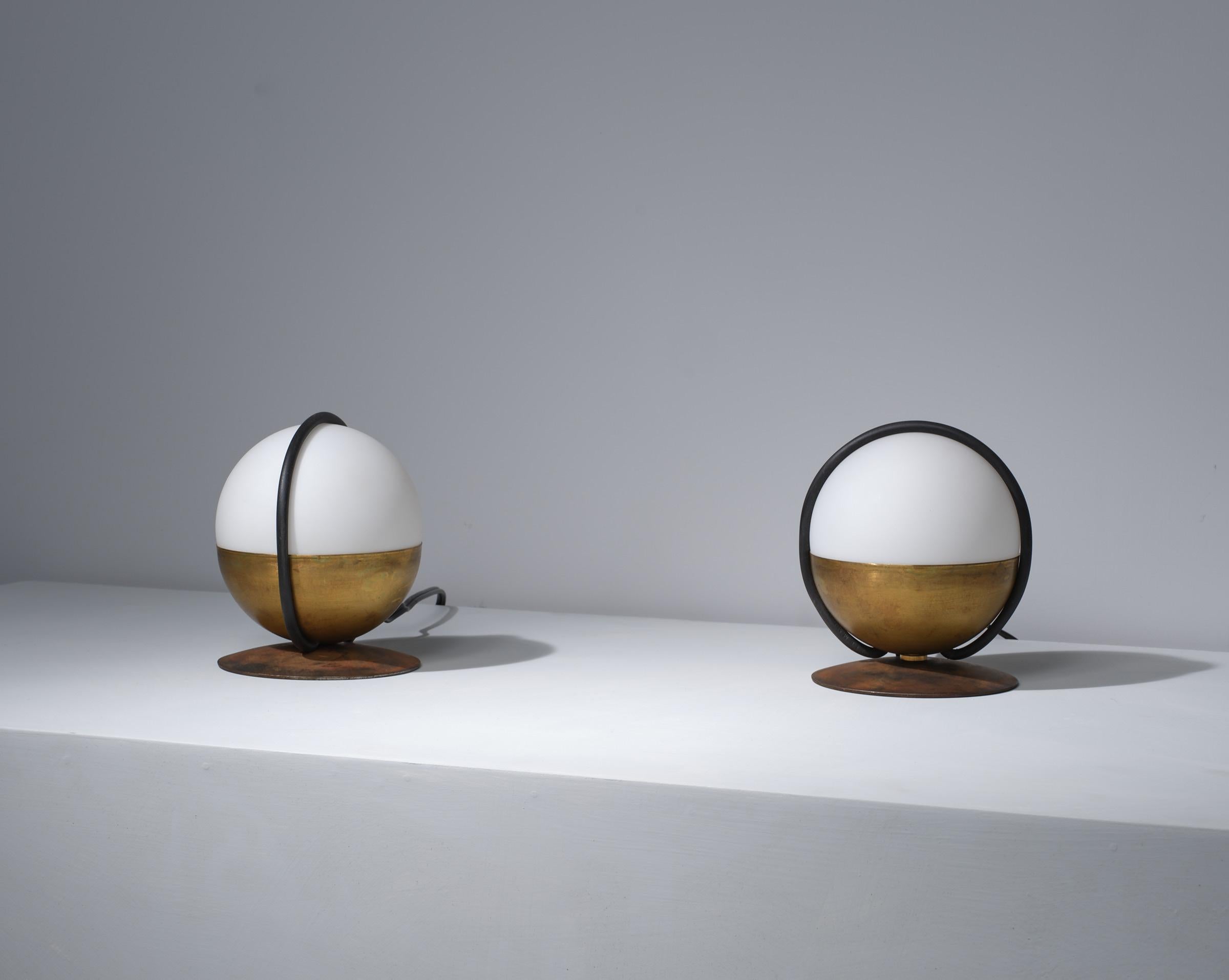 Paire de lampes de table italiennes des années 1950 en verre opalin et laiton Bon état - En vente à Rome, IT