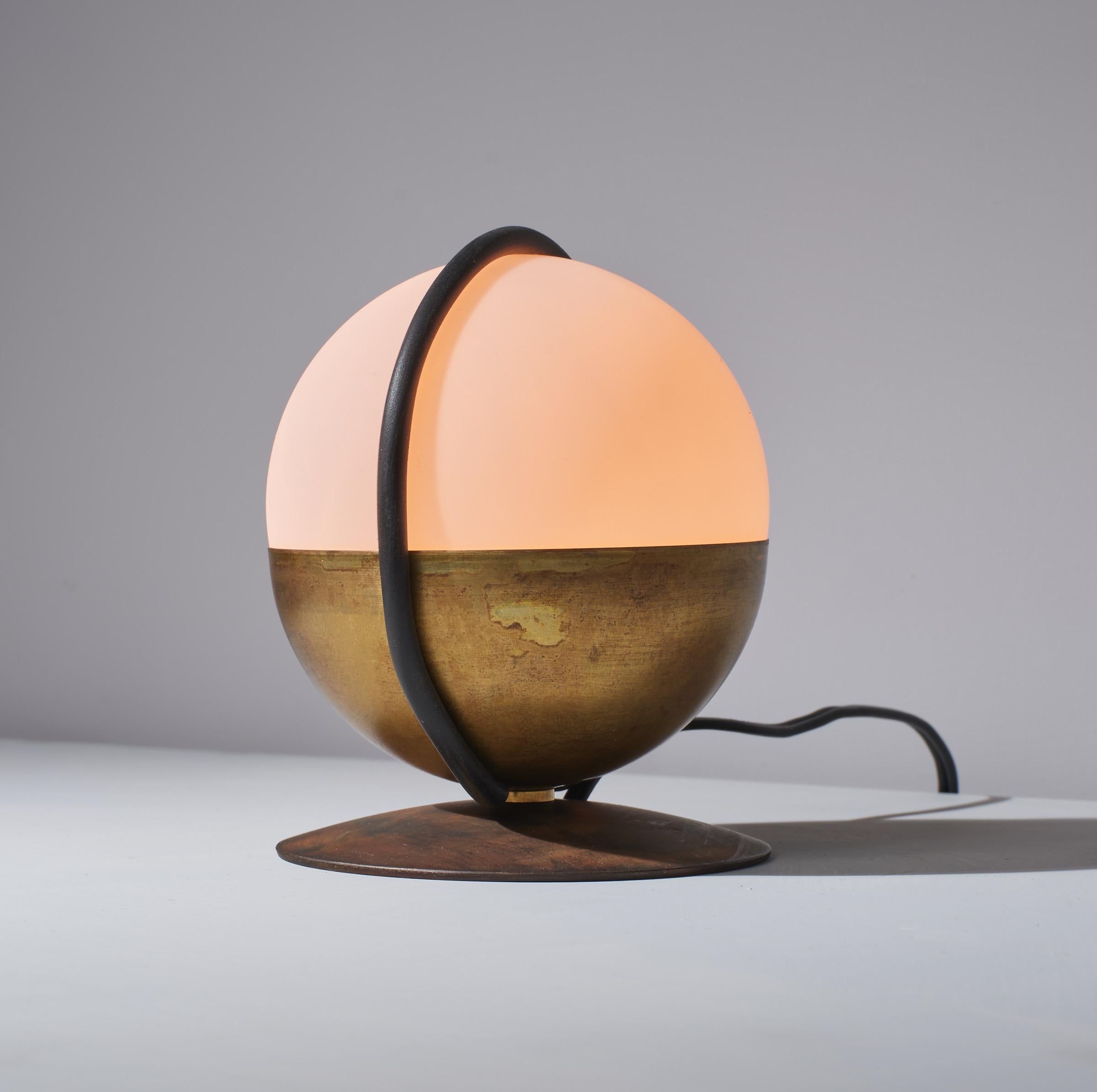 Milieu du XXe siècle Paire de lampes de table italiennes des années 1950 en verre opalin et laiton en vente