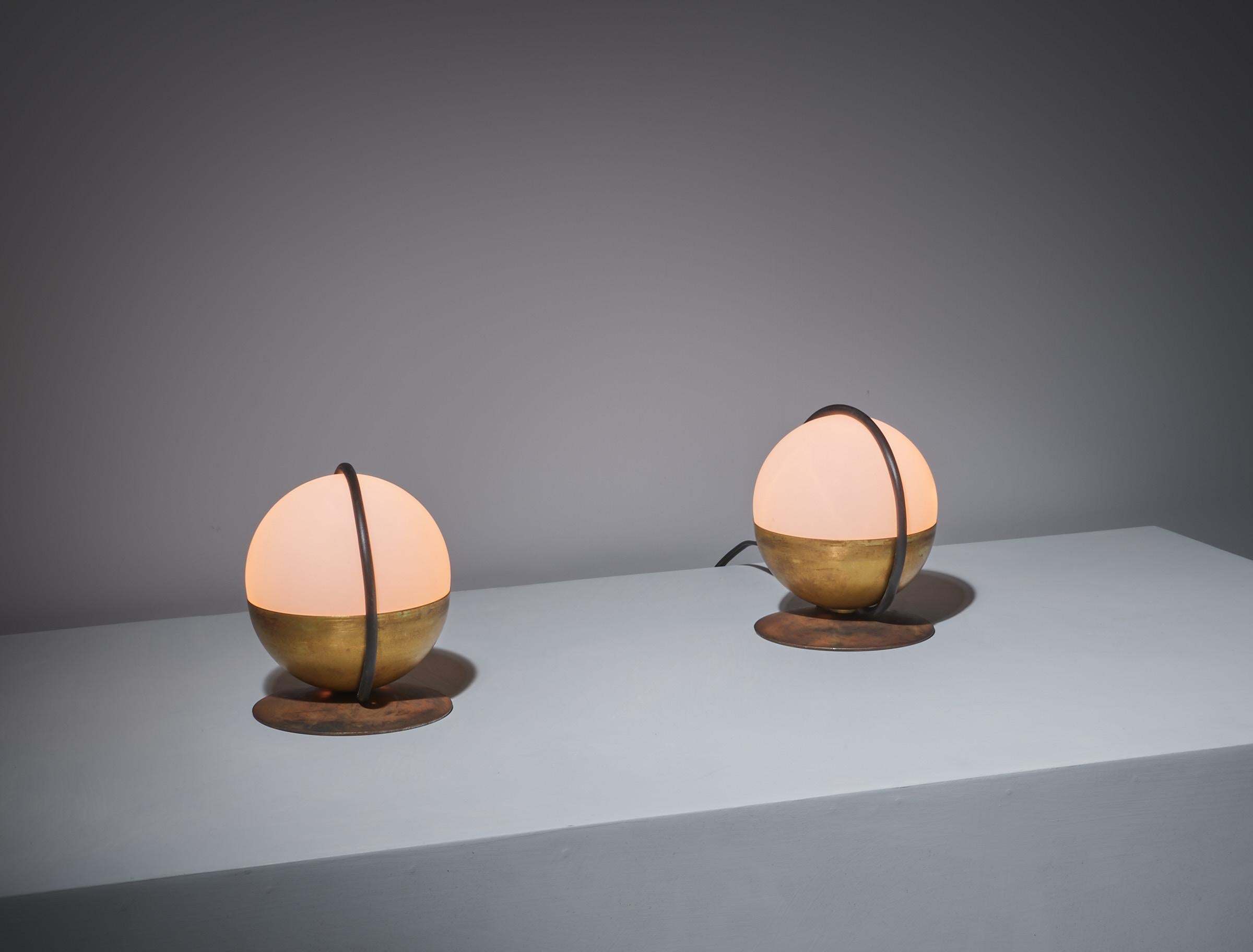 Métal Paire de lampes de table italiennes des années 1950 en verre opalin et laiton en vente