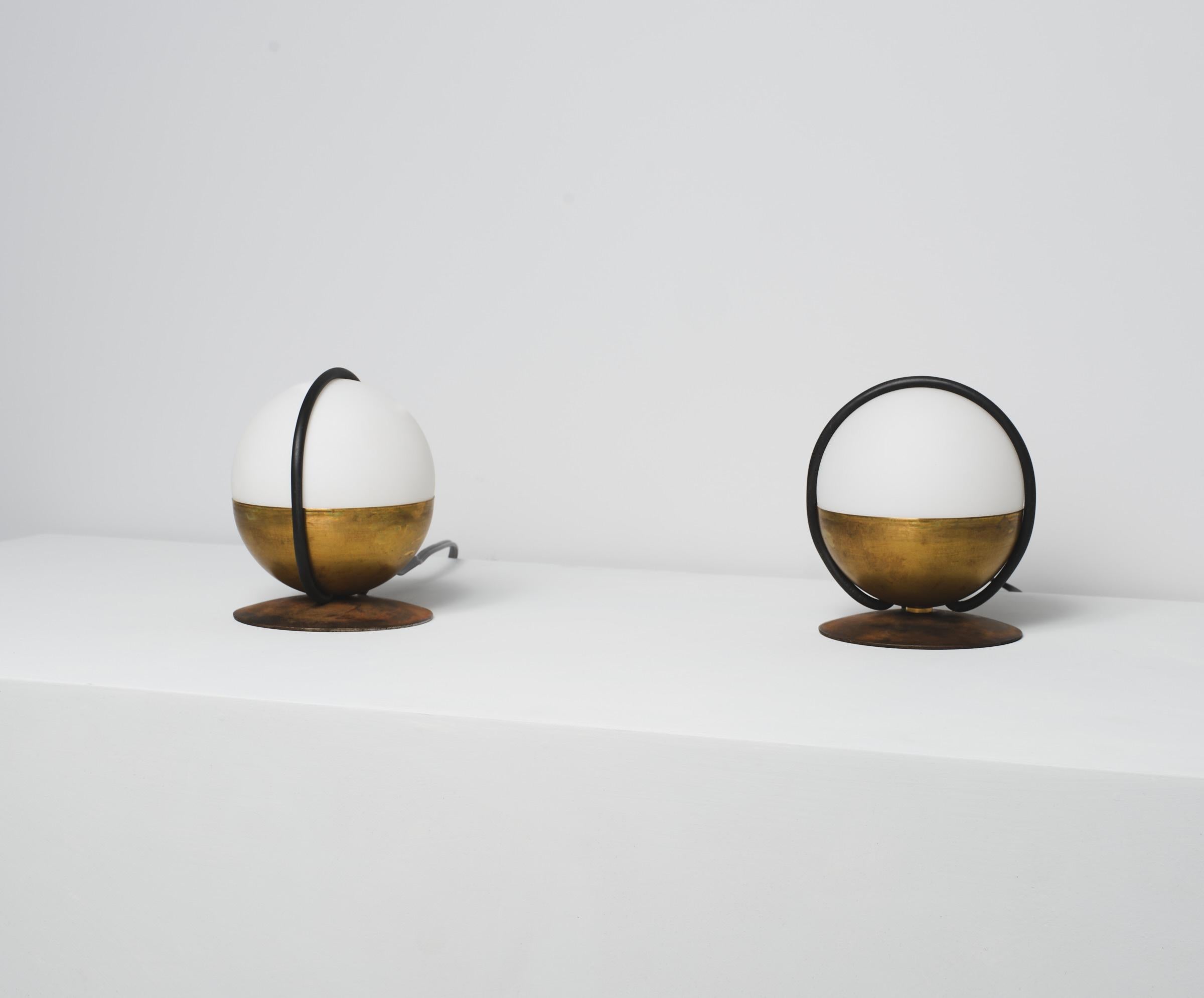 Métal Paire de lampes de table italiennes des années 1950 en verre opalin et laiton en vente