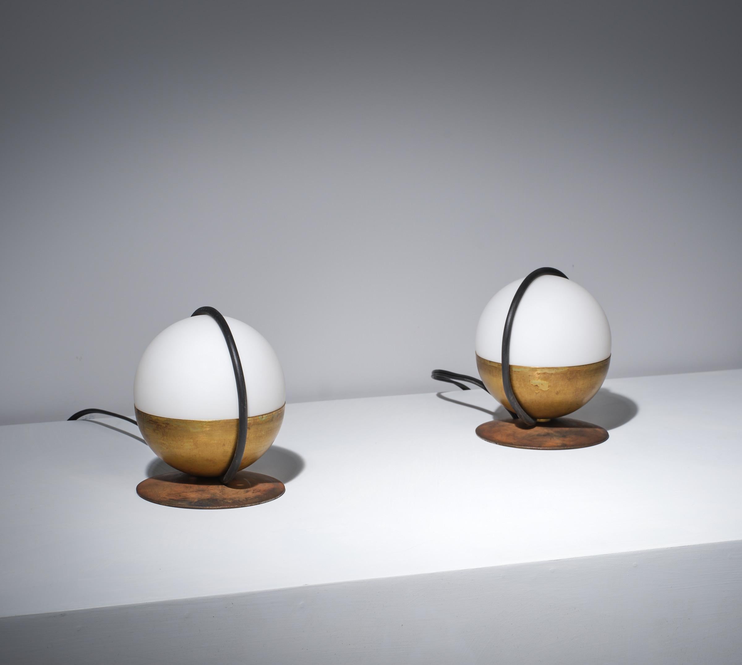 Paire de lampes de table italiennes des années 1950 en verre opalin et laiton en vente 1