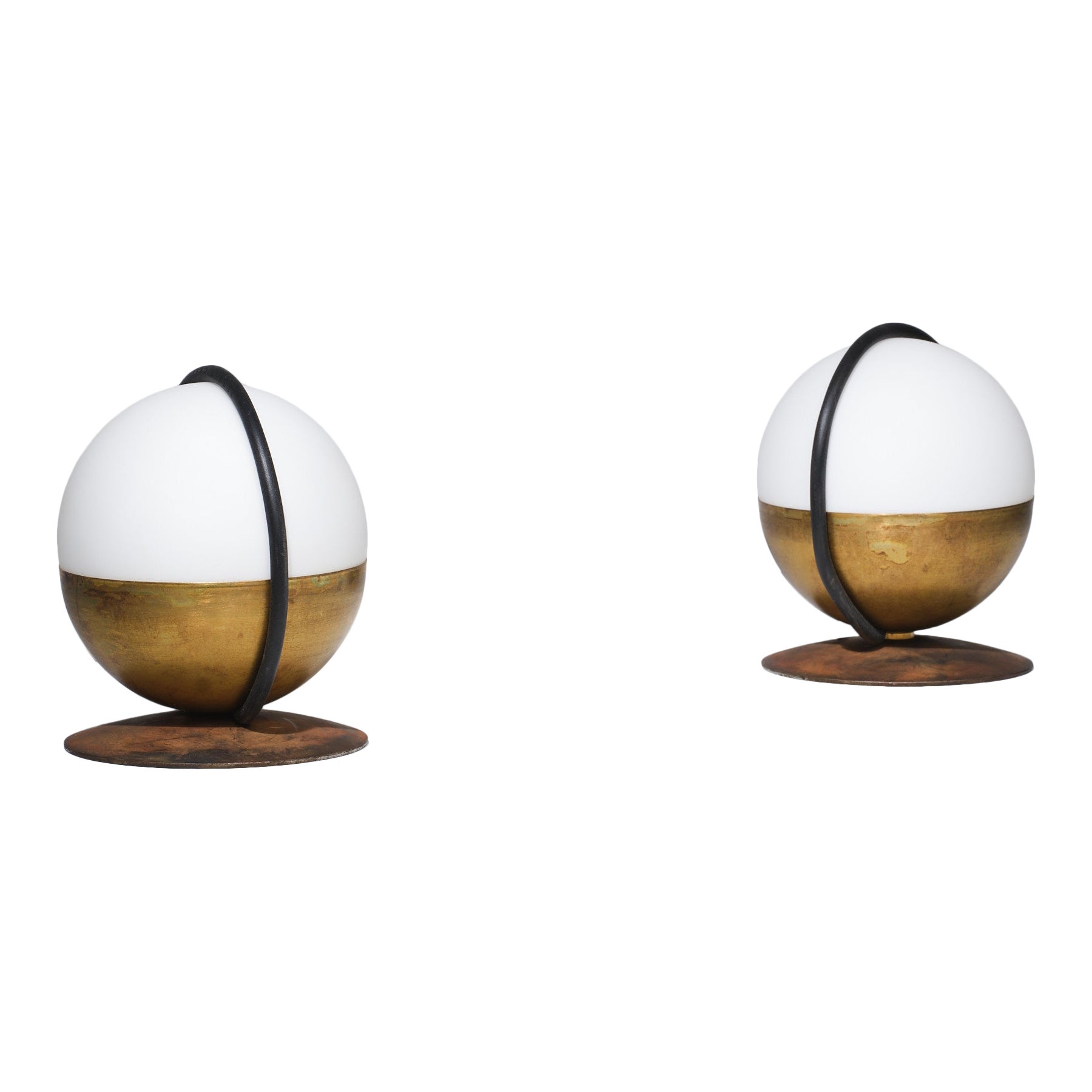 Paire de lampes de table italiennes des années 1950 en verre opalin et laiton
