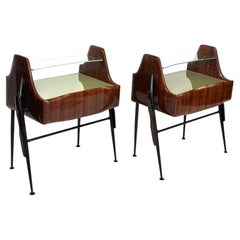 Paire de tables de nuit italiennes des années 1950 avec tiroirs, verre opalin, fer et laiton