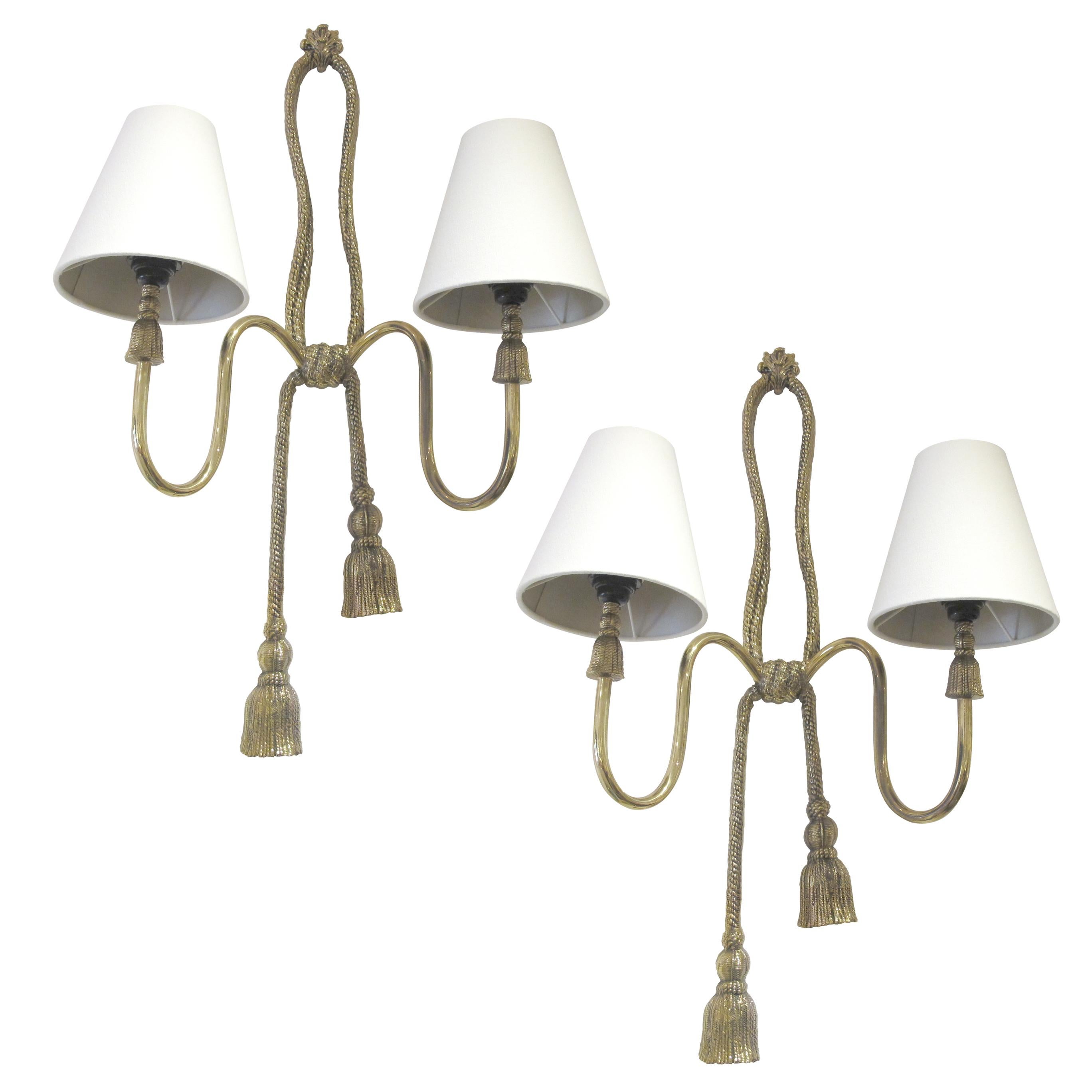 Dieses auffällige spanische Paar großer Messing-Wandleuchten aus den 1950er Jahren zeigt Valentis detailliertes, elegantes Seil-Design. Jede Leuchte zeigt ein detailliertes, geknotetes Motiv mit fließenden Quasten, das die Textur und den Fluss eines
