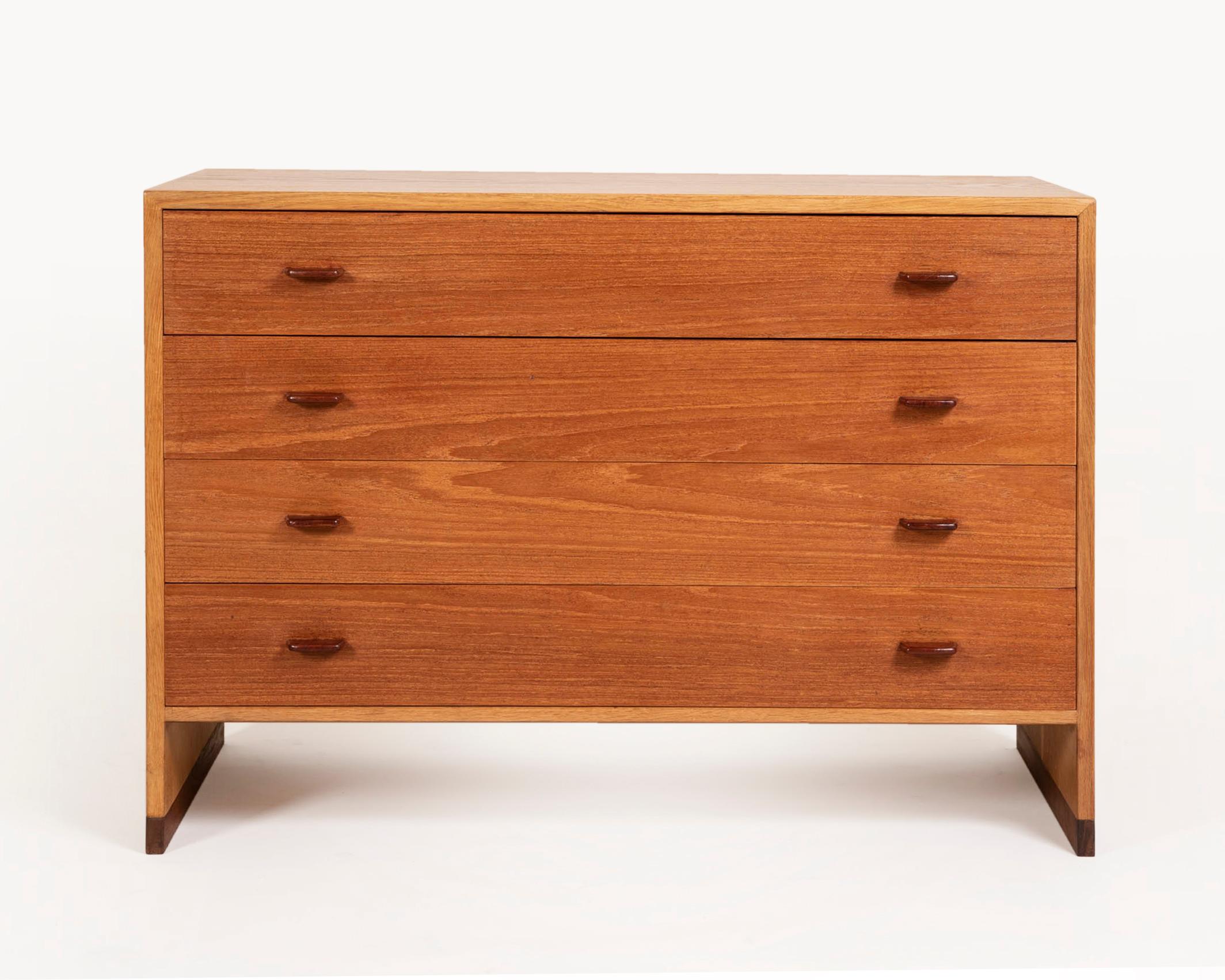 Vintage 4-drawer chest of drawers in light oak and teak with handles designed in the shape of drops.
This model RY17 dresser has 4 drawers and is equipped with the iconic handles designed by Hans Wegner, carved from solid oak.
The drawers are raised