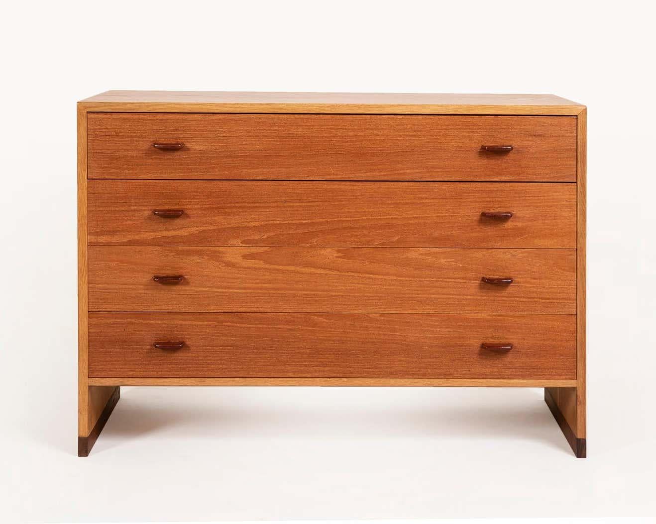 Vintage 4-drawer chest of drawers in light oak and teak with handles designed in the shape of drops.
This model RY17 dresser has 4 drawers and is equipped with the iconic handles designed by Hans Wegner, carved from solid oak.
The drawers are