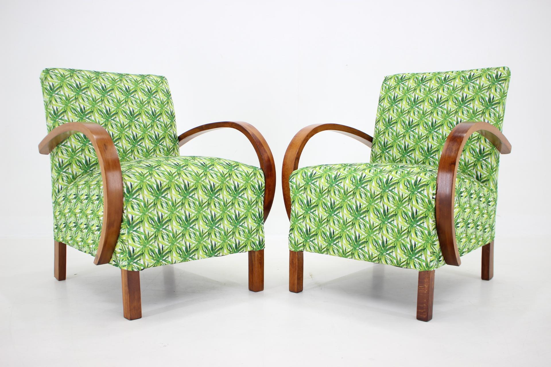 - Newly upholstered 
- The wooden parts have been refurbished 
- The seat height is 43 cm 