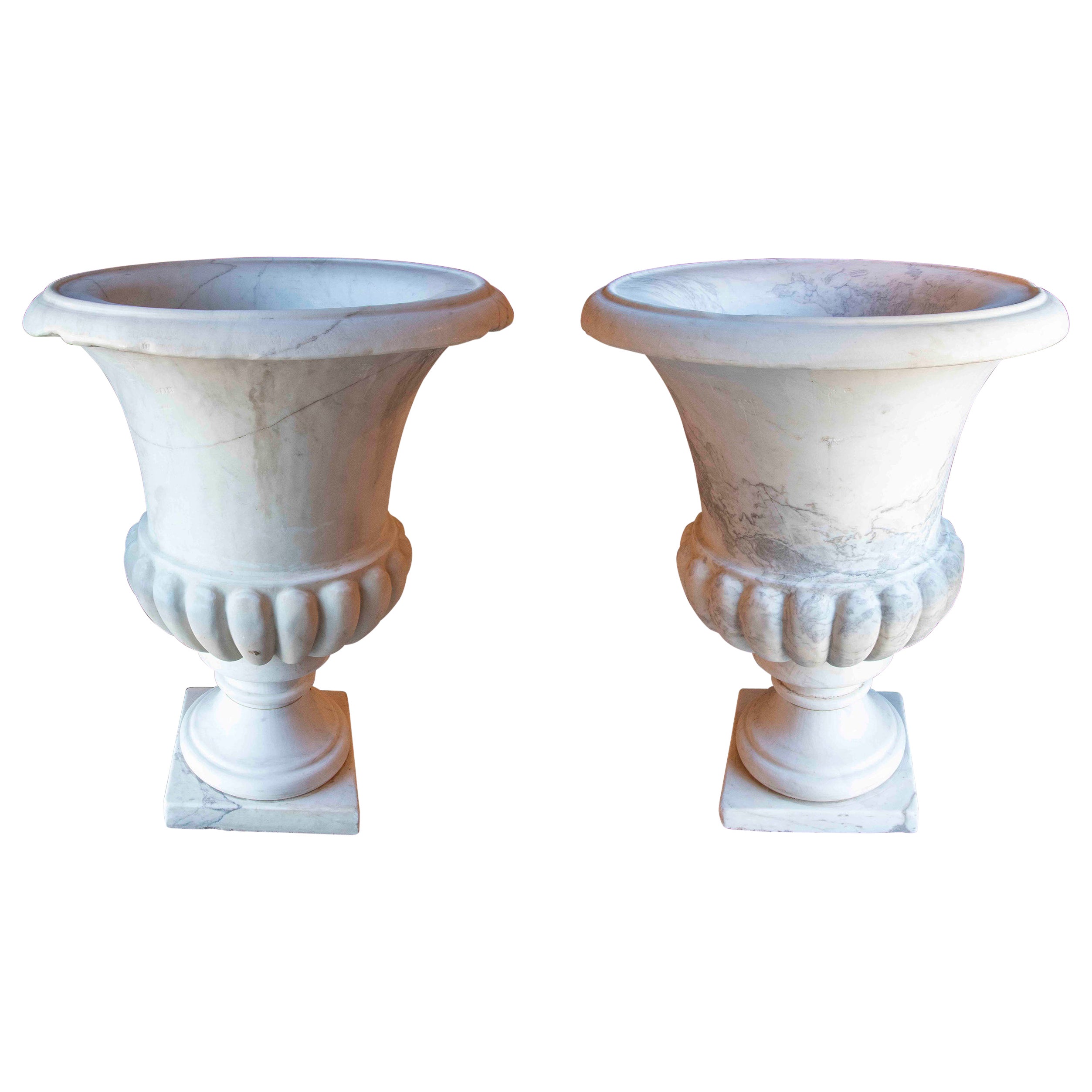 Pareja de grandes maceteros antiguos de los años 50 en mármol blanco tallado en venta