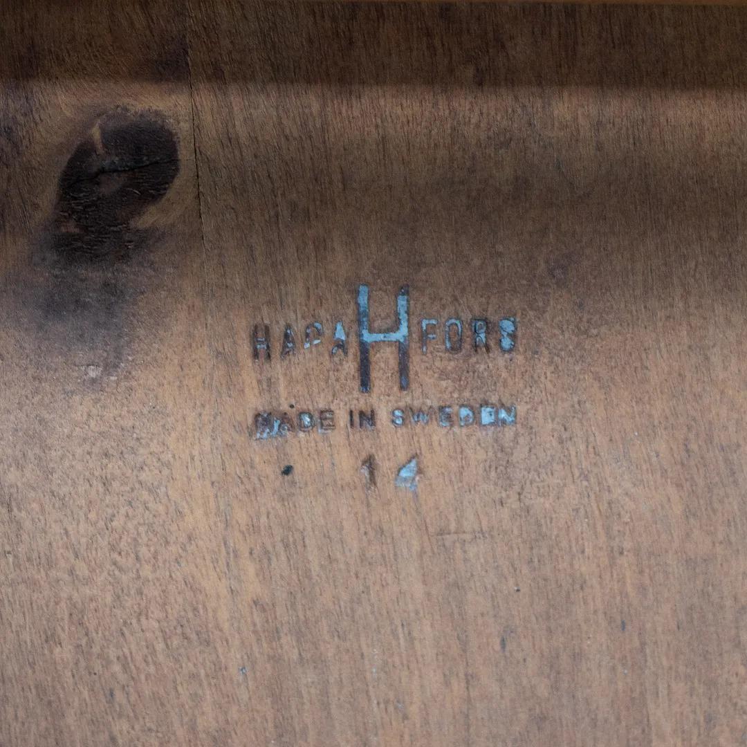 Si tratta di una coppia di poltrone Lena disegnate da Sven-Erik Fryklund, progettate originariamente nel 1955. Venivano prodotti dall'azienda svedese Hagafors Stolfabrik e distribuiti attraverso l'International Designers Group, un conglomerato