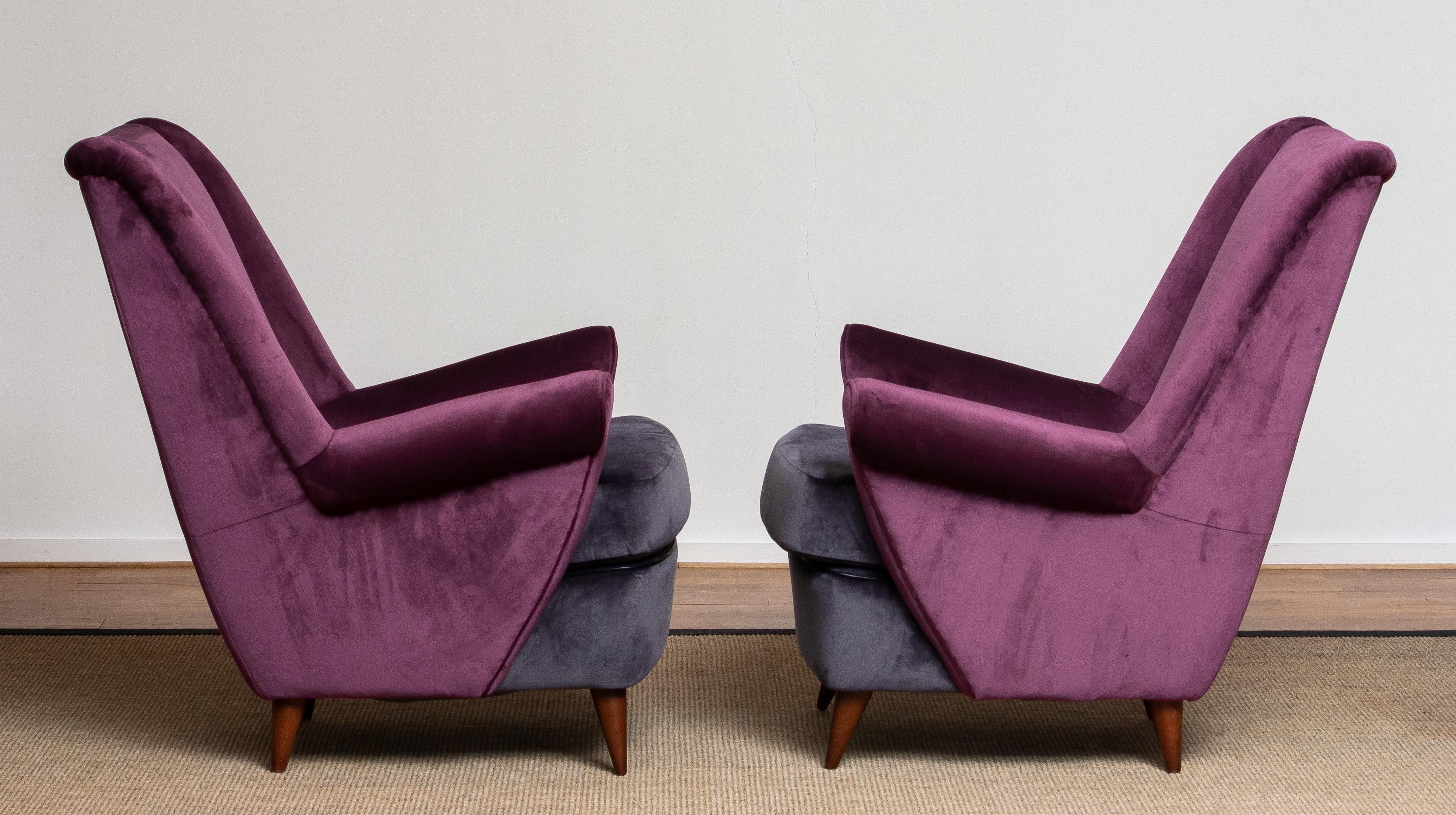 Absolutely beautiful set of two 1950s lounge or easy chairs designed by Gio Ponti and made by ISA in Bergamo in Italy. The fabulous color combination and choice of fabric, magenta and dark gray, makes these chairs a real eye catcher. This chairs are