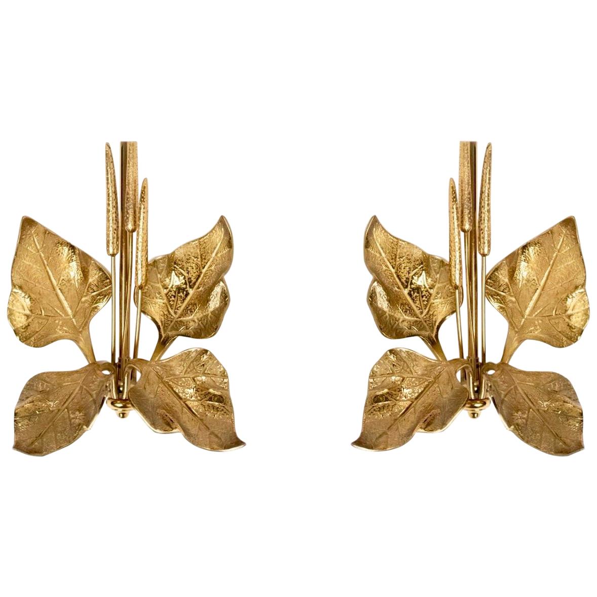 1950s Pair of Maison Charles Foliage bronze sconces.

The sconce body made of gilded bronze figures four leaves with three stylized flowers. The off-white cotton lamp shades are mounted on a brass stem.

One bulb per sconces.
  
