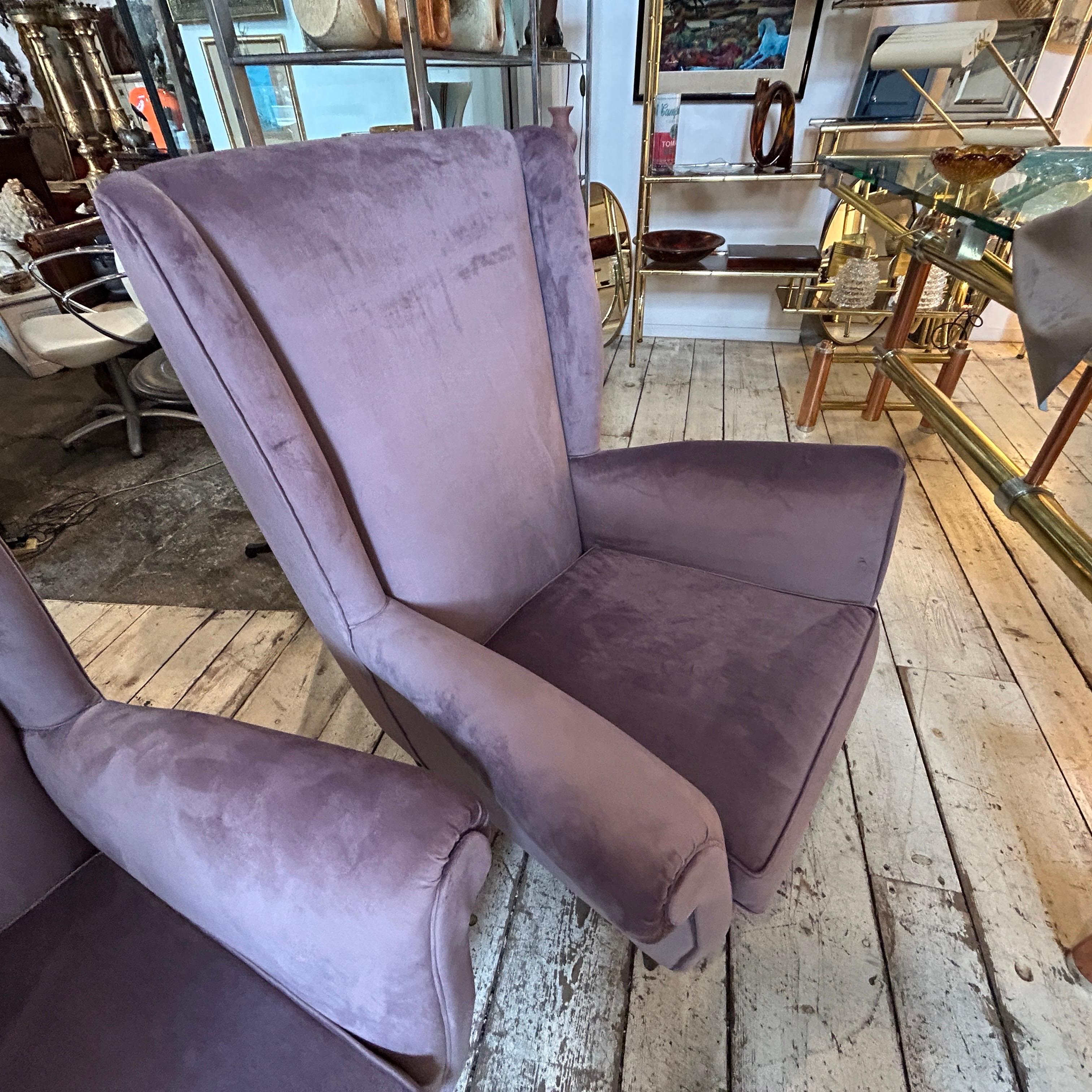 Diese Mid-Century Modern Sessel Mod. 512, die im Stil von Gio Ponti für Isa Bergamo entworfen wurden, sind ein klassisches Beispiel für Mid-Century Modern Design. Diese Stühle wurden erstmals 1952 vorgestellt und sind seitdem zu ikonischen