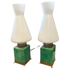 Paire de lampes de lit en laiton et peau de chèvre verte de style mi-siècle moderne des années 1950 par Aldo Tura