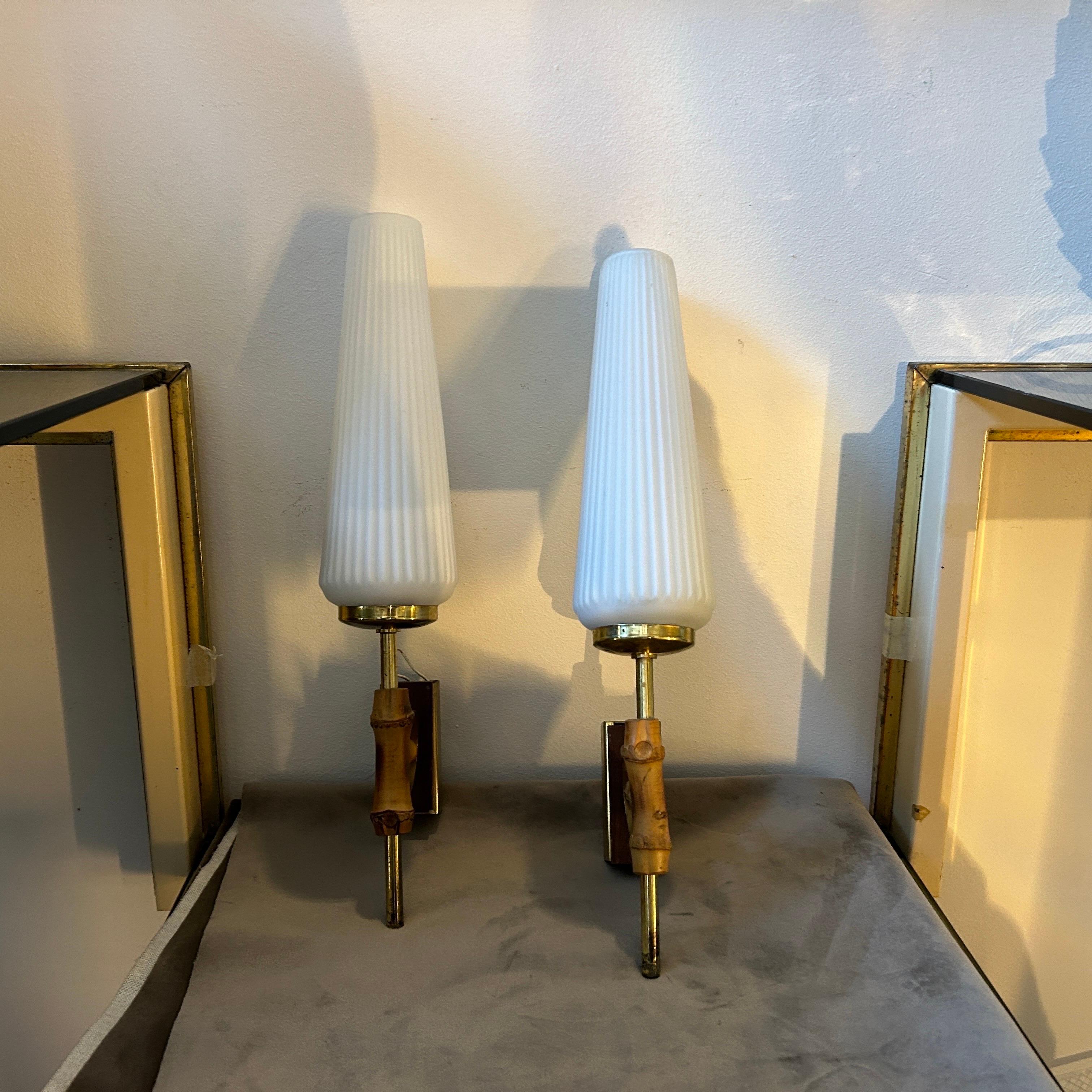 1950s Pair of Mid-Century Modern Brass Wood and White Glass Italian Wall Sconces In Good Condition In Aci Castello, IT