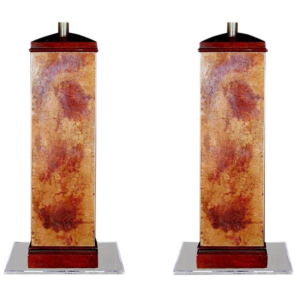 Paar moderne Lampen aus Frankreich, um 1950, aus der Mitte des Jahrhunderts. Gefertigt aus Holz, mit kupferfarbener Goldpatina an den Seiten. Gereinigt mit neuen Drähten und Steckdosen. Bitte beachten Sie, dass sich dieser Artikel an einem unserer