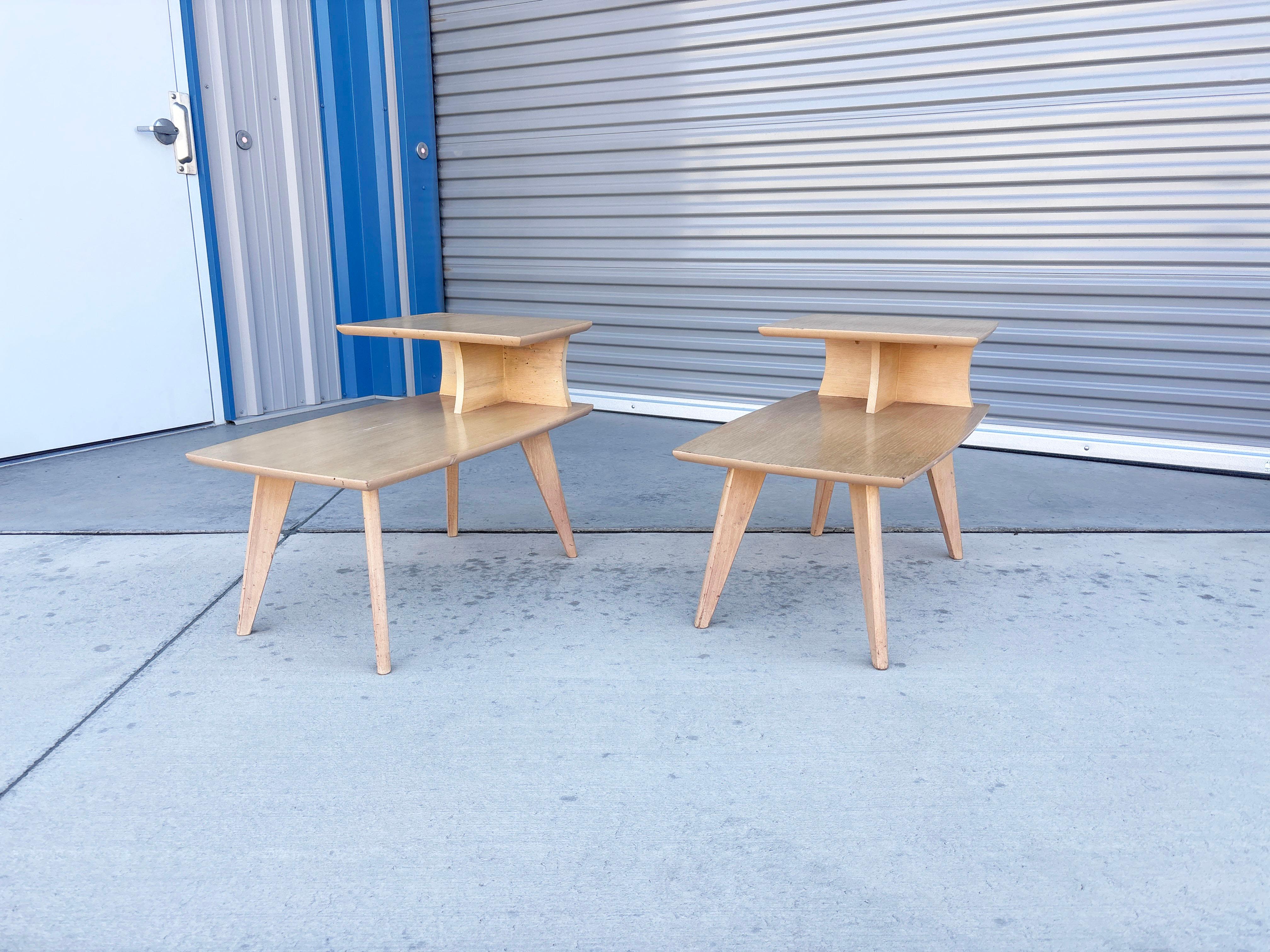 ✨ Paire de tables d'appoint du milieu du siècle ✨

Cette paire de tables d'appoint du milieu du siècle dernier, datant des années 1950, est un exemple typique du design moderne américain. Fabriquée en bois massif avec une finition blonde