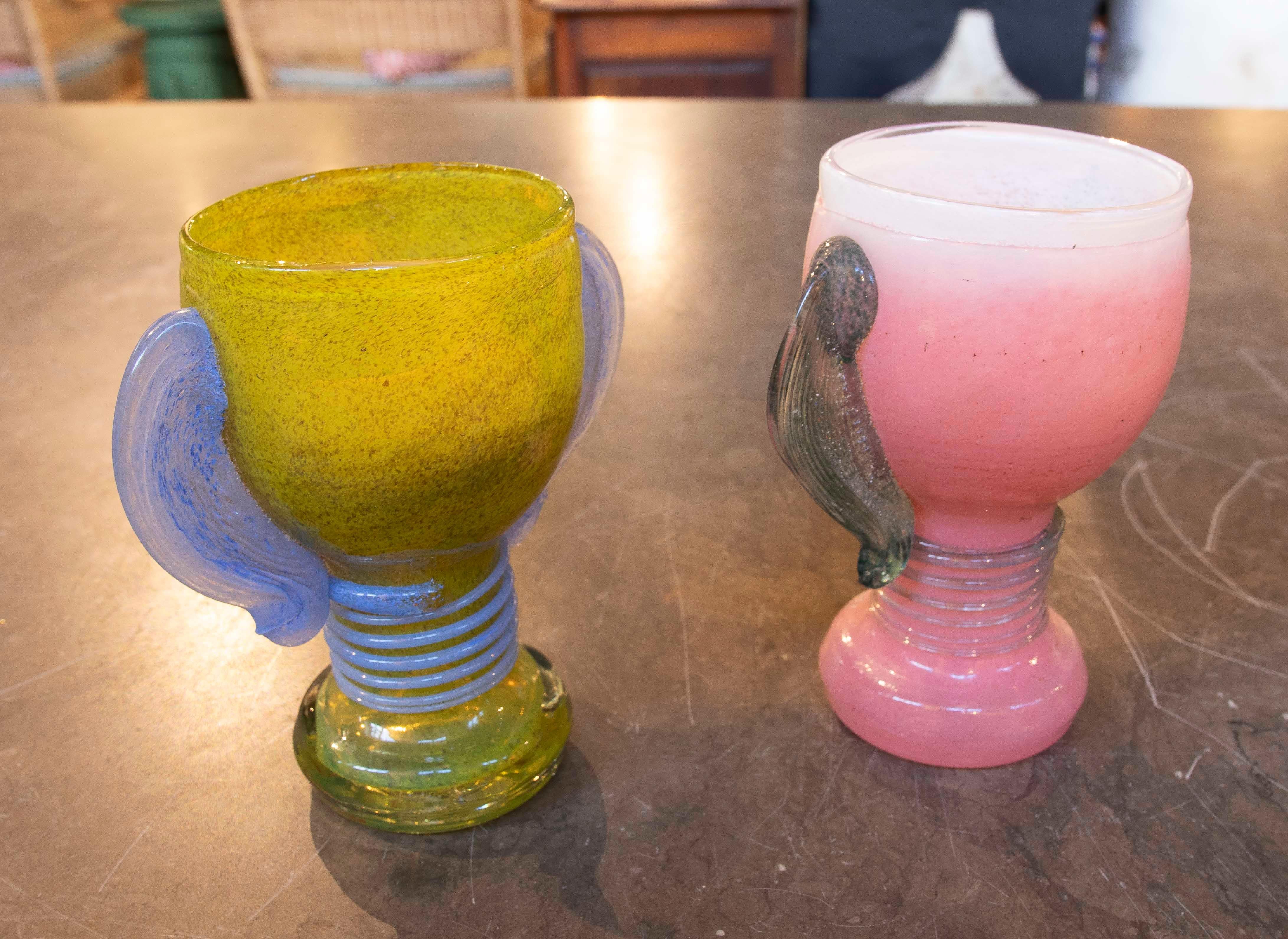 italien Paire de gobelets en verre soufflé à la main de Murano avec anses latérales, années 1950 en vente