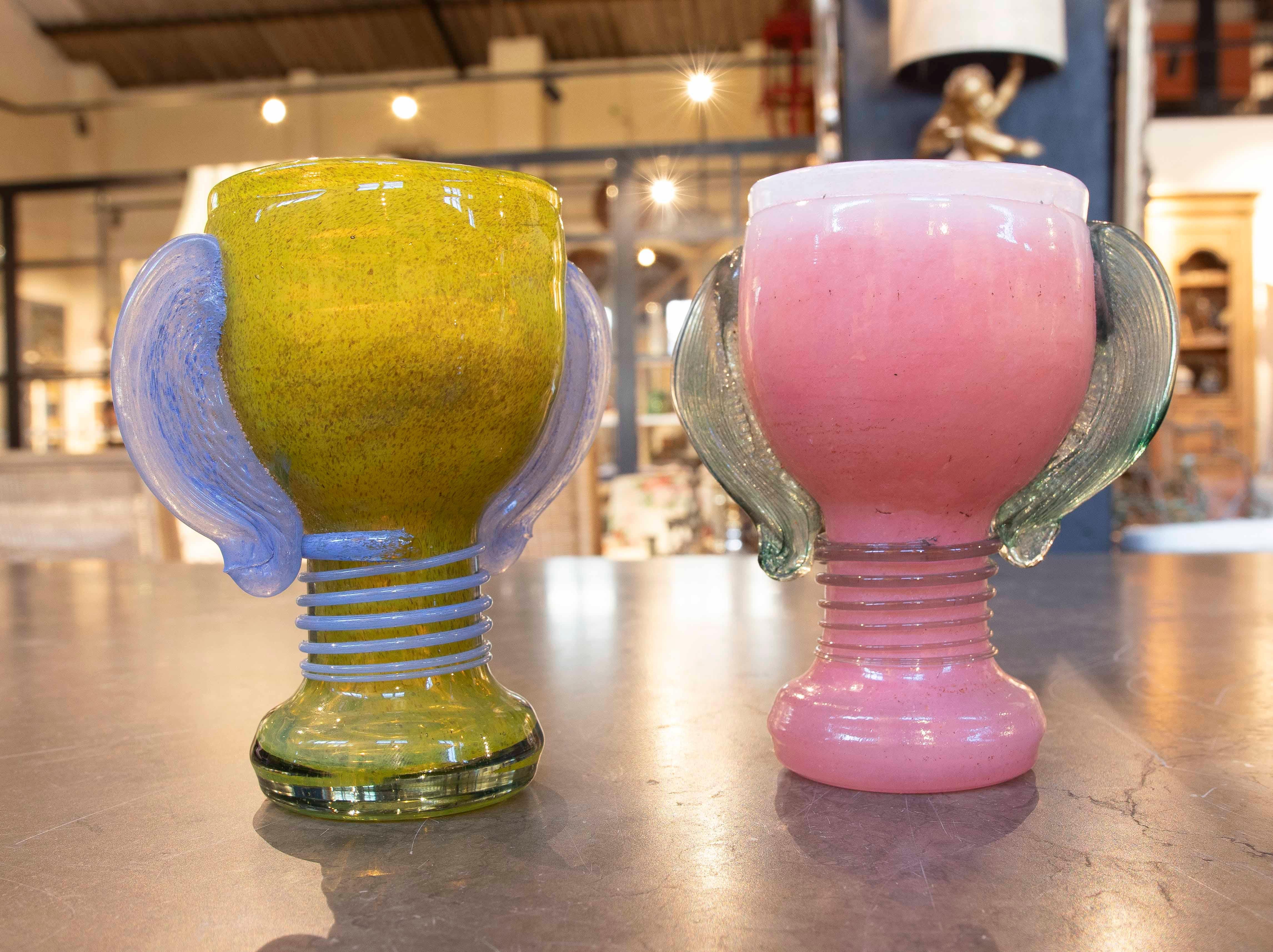 Paire de gobelets en verre soufflé à la main de Murano avec anses latérales, années 1950 Bon état - En vente à Marbella, ES