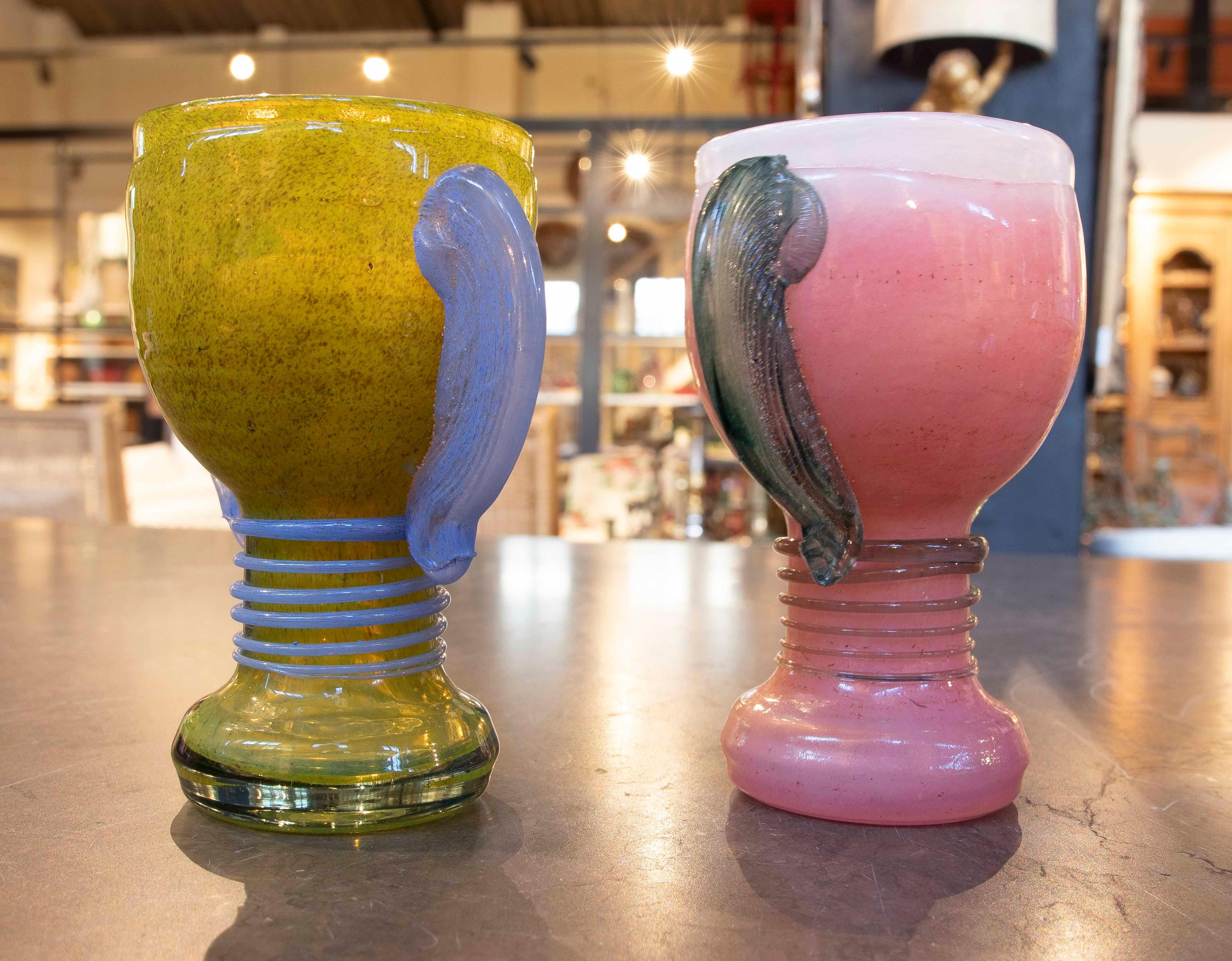 20ième siècle Paire de gobelets en verre soufflé à la main de Murano avec anses latérales, années 1950 en vente