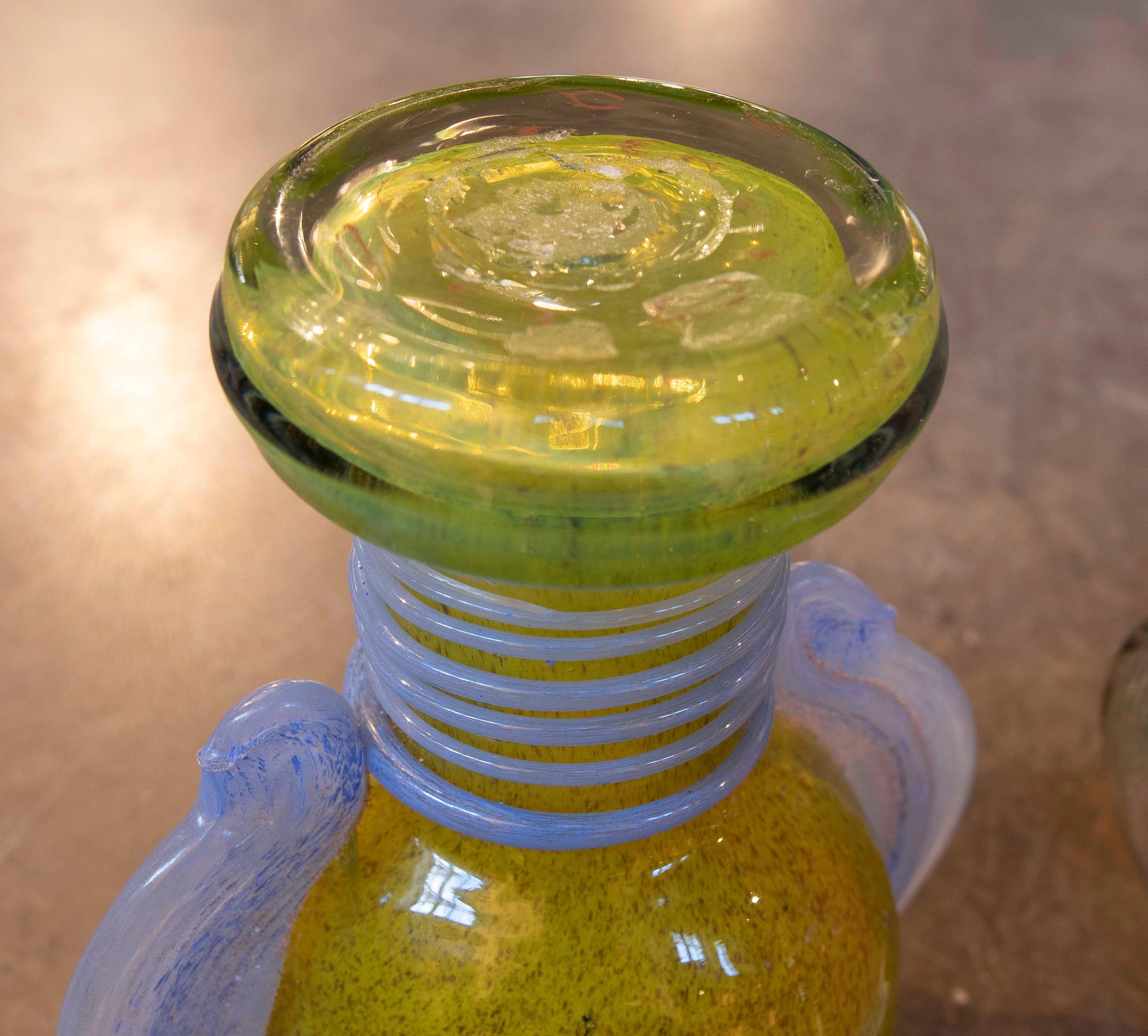 Paire de gobelets en verre soufflé à la main de Murano avec anses latérales, années 1950 en vente 1