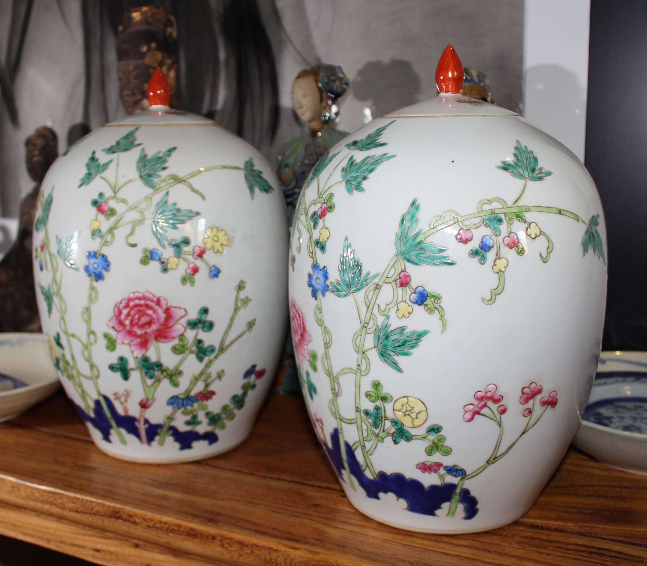 Años 50, Pareja de urnas orientales con adornos florales Chino en venta