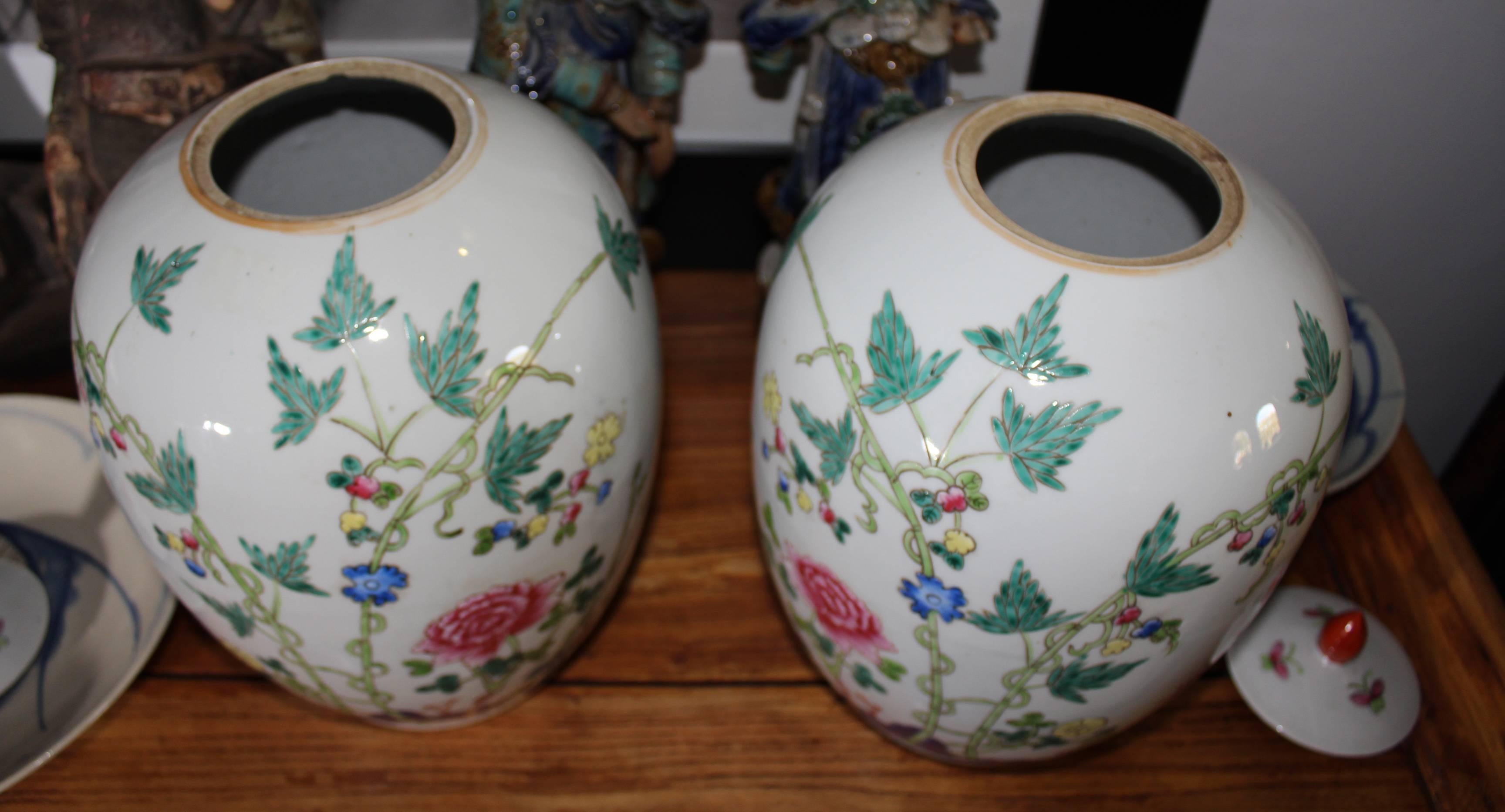 1950s, Pair of Oriental Urns with Flower Decorations In Good Condition For Sale In Marbella, ES
