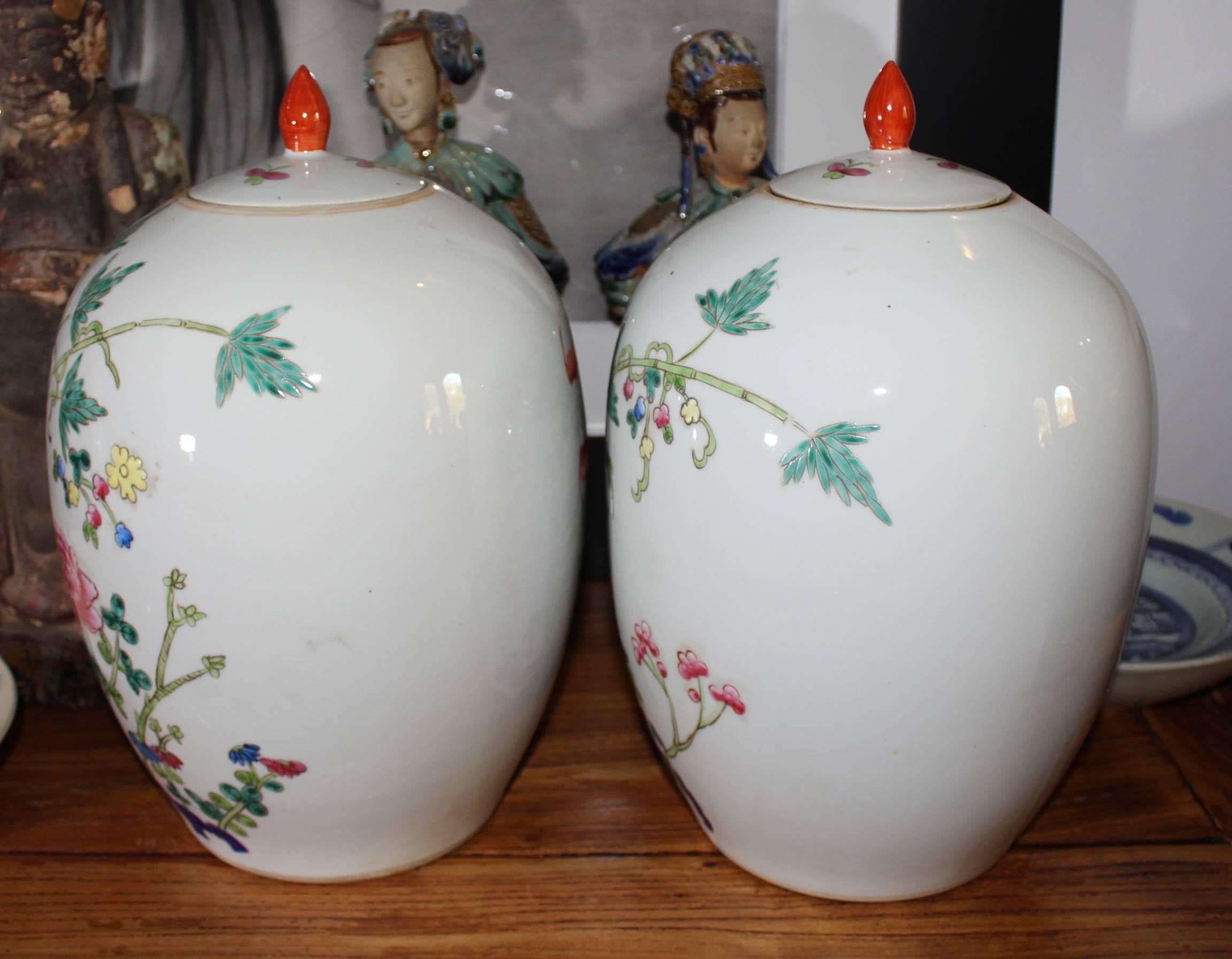 Paar orientalische Urnen mit Blumendekorationen aus den 1950er Jahren (Chinesisch) im Angebot