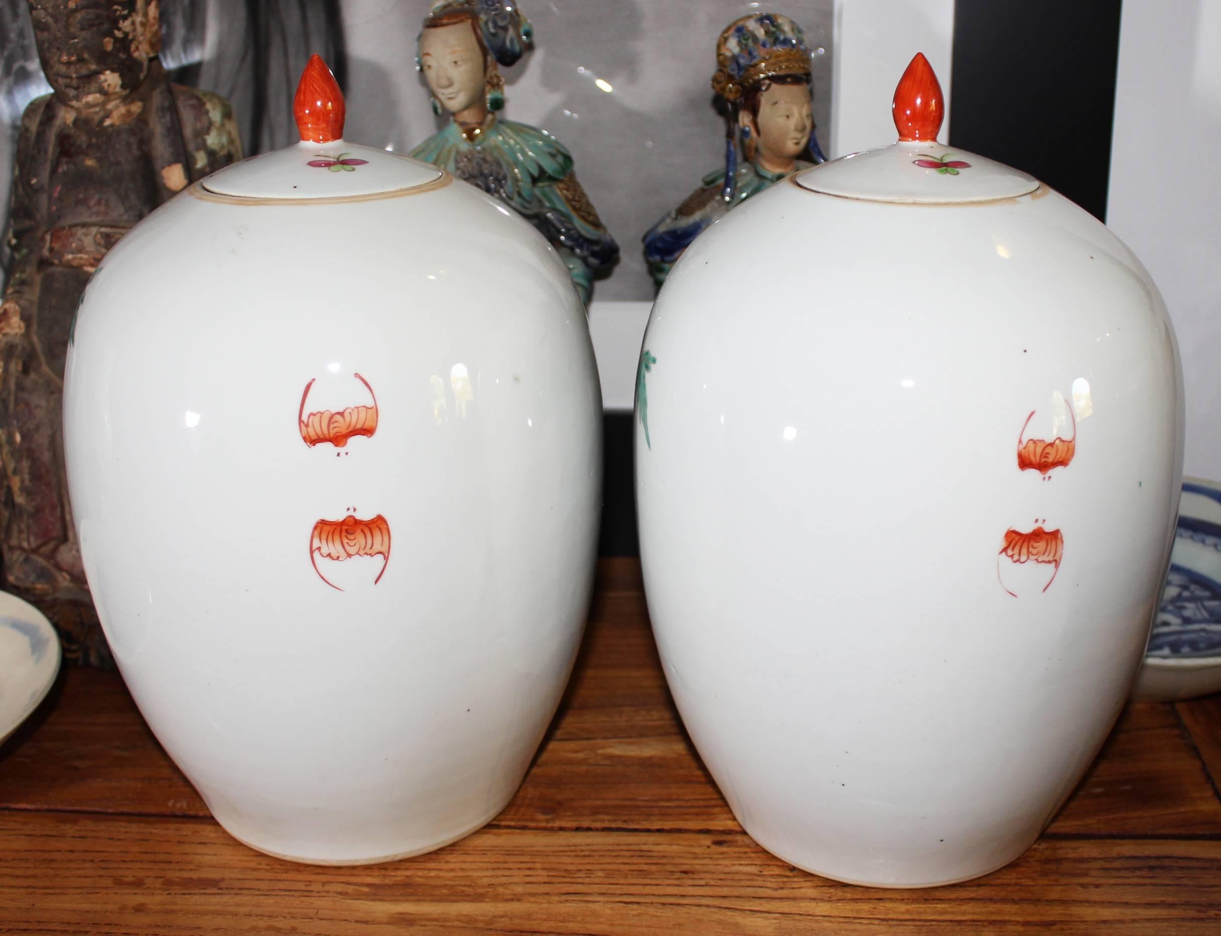 Años 50, Pareja de urnas orientales con adornos florales Porcelana en venta